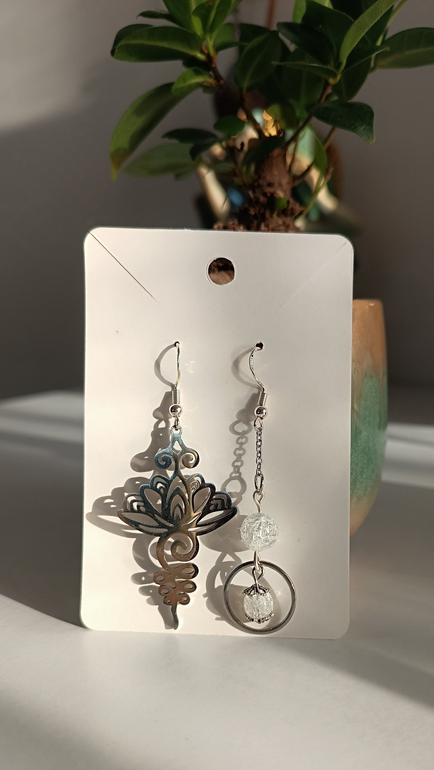 Boucle d'oreilles asymétrique acier inoxydable cristal de roche unalome aurore de cristal artisanal fait main unique argenté chemin de vie