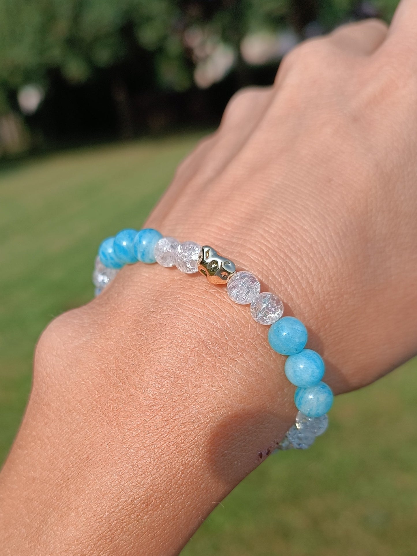 Bracelet_pierres_naturelles_-_Pépites_plaque_or_amazonite_apatite_lépidolite_auroredecristal_lithotérapie_signe