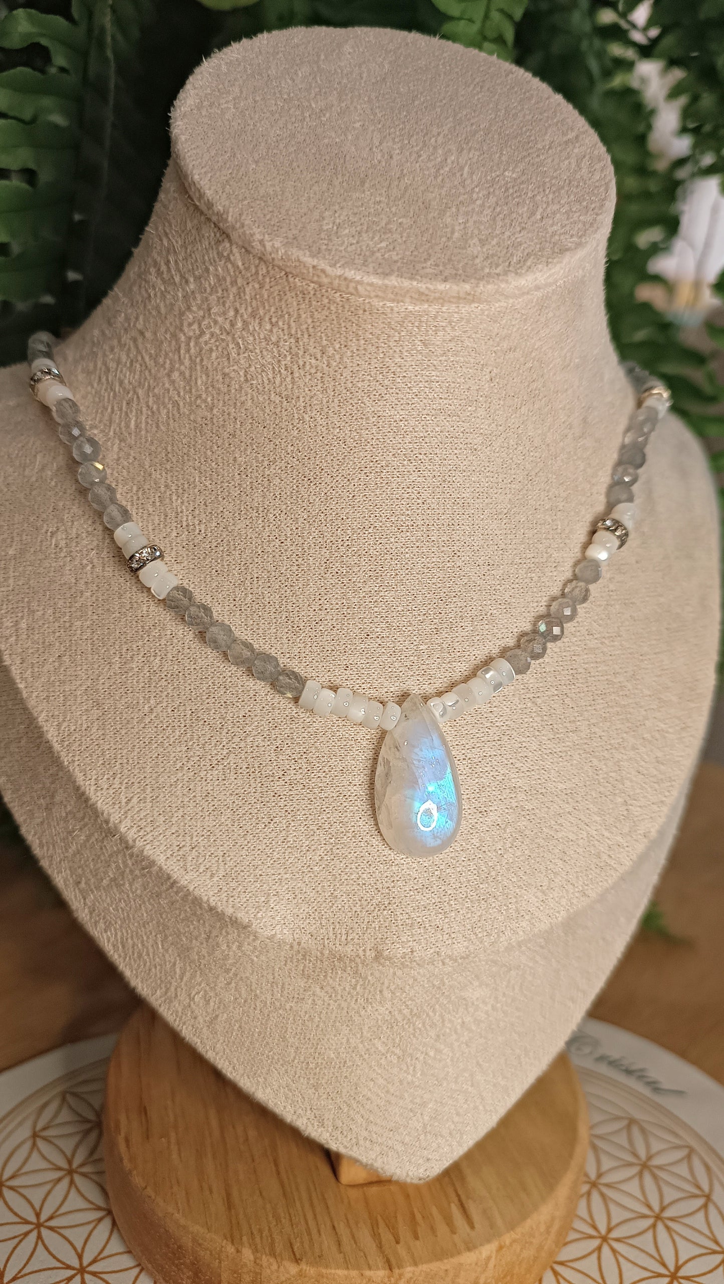 Collier en pierre naturelles - Labradorite, Nacre et pendentif pierre de lune aurore de cristal fait main artisanat