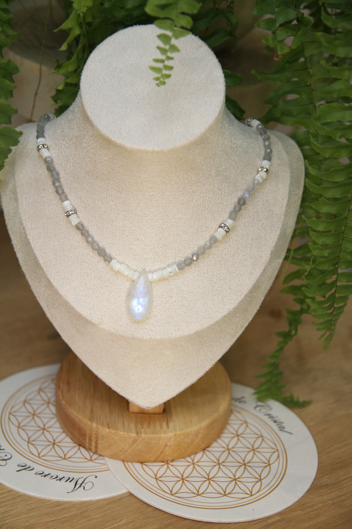 Collier en pierre naturelles - Labradorite, Nacre et pendentif pierre de lune aurore de cristal fait main artisanat
