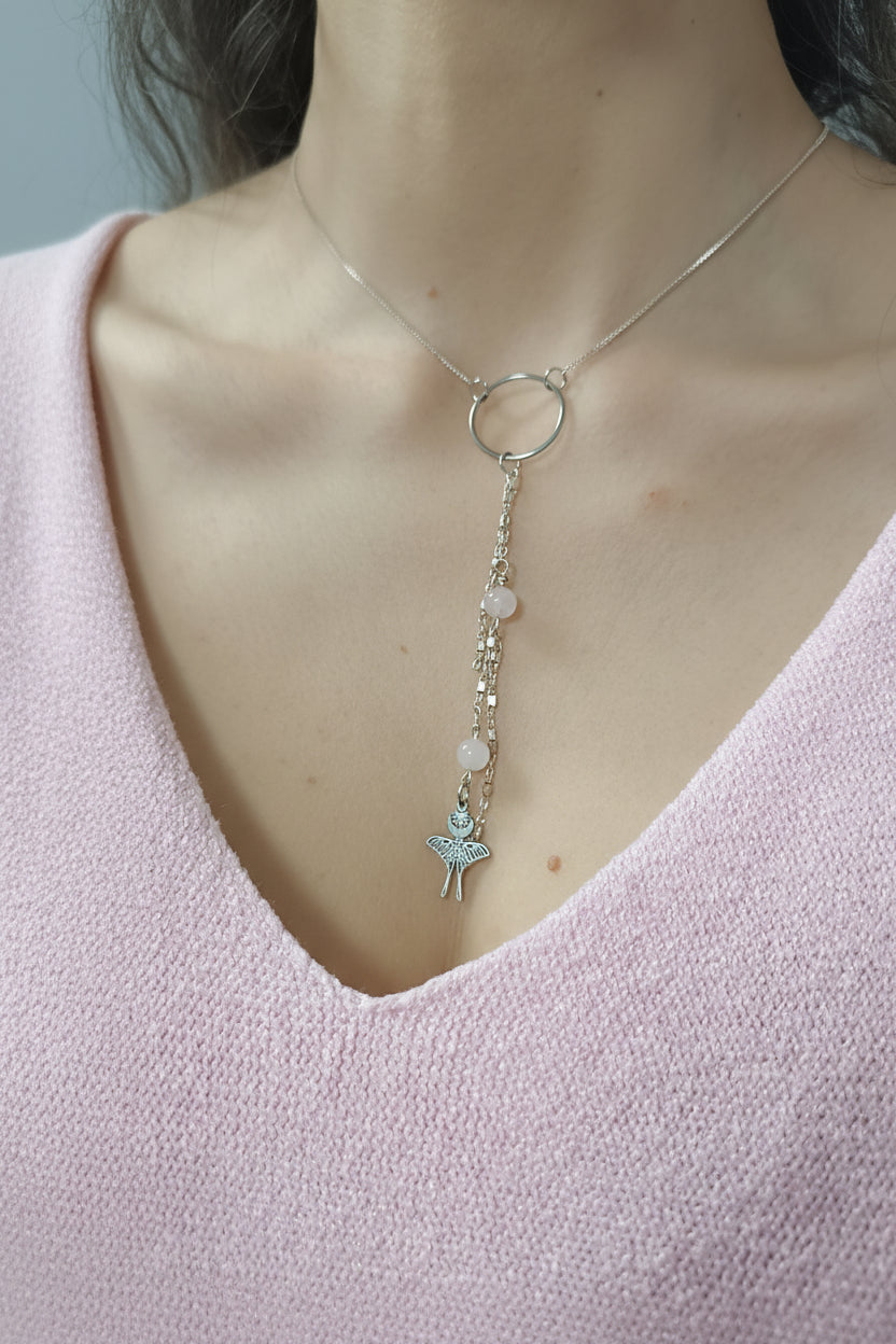 sautoir quartz rose
bijou lunaire femme
collier papillon de nuit
bijou spirituel quartz rose
sautoir acier inoxydable argenté
bijou amour de soi
bijou métamorphose
collier lune mystique
bijou féminin sacré