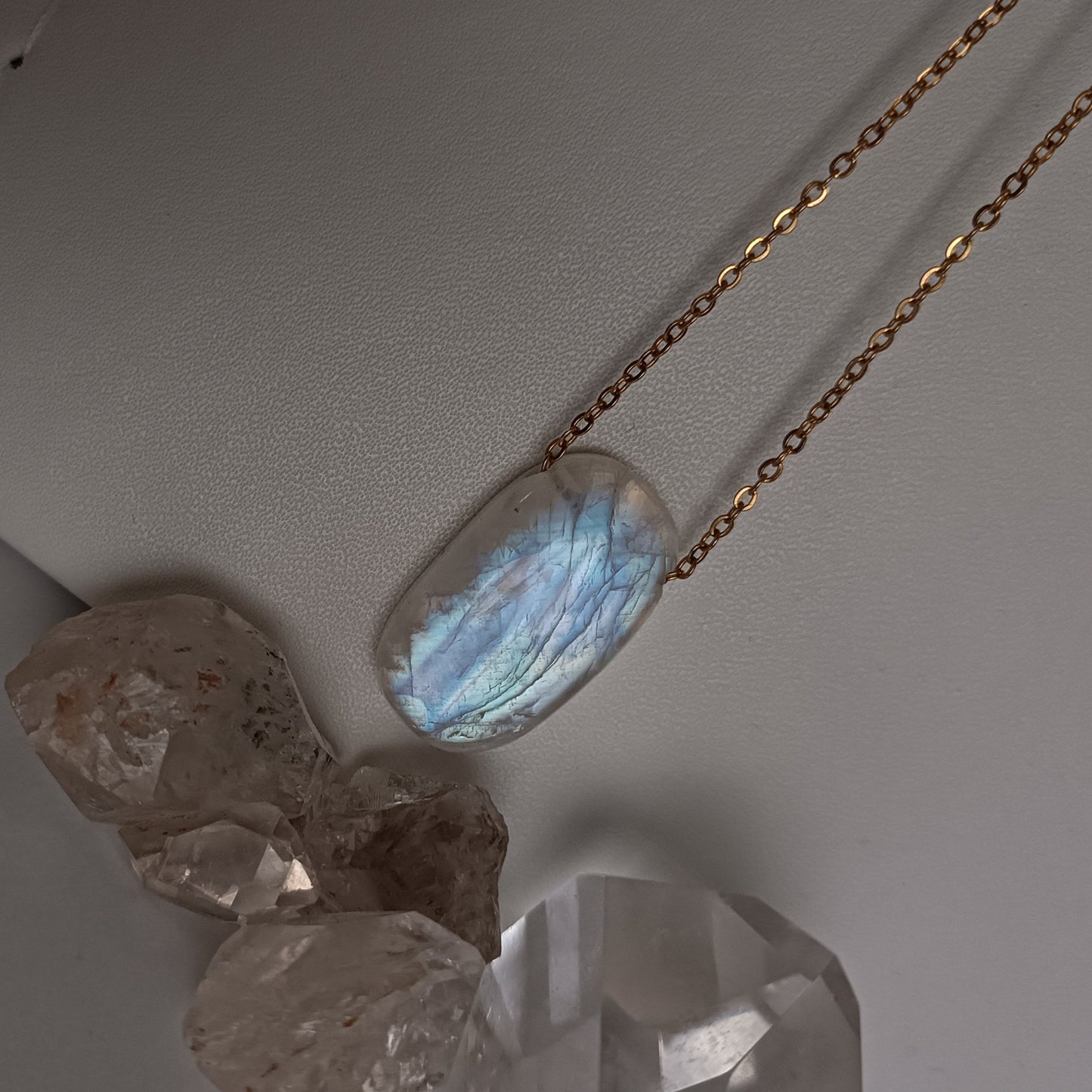 Pendentif_Pierre_de_lune_naturelle_reflets_incroyables_lithotherapie_aurore_de_cristal