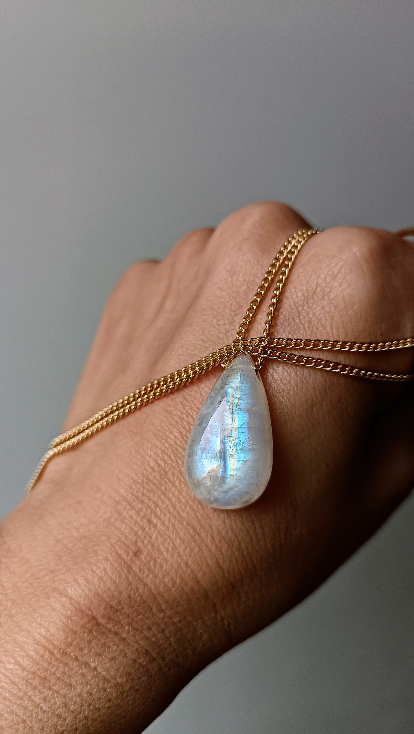 Pendentif_Pierre_de_lune_naturelle_reflets_incroyables_lithotherapie_aurore_de_cristal