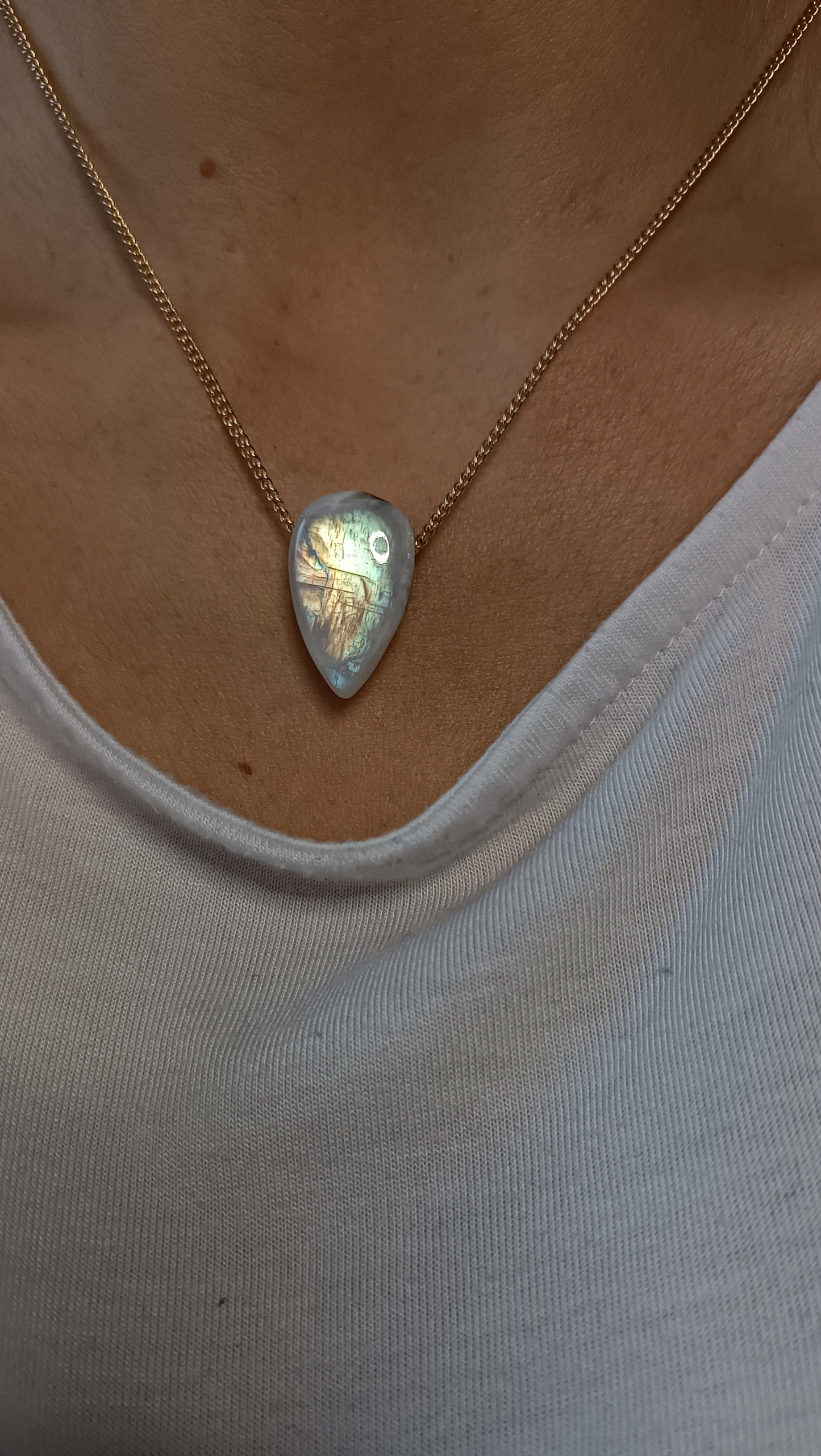Pendentif_Pierre_de_lune_naturelle_reflets_incroyables_lithotherapie_aurore_de_cristal_intuition