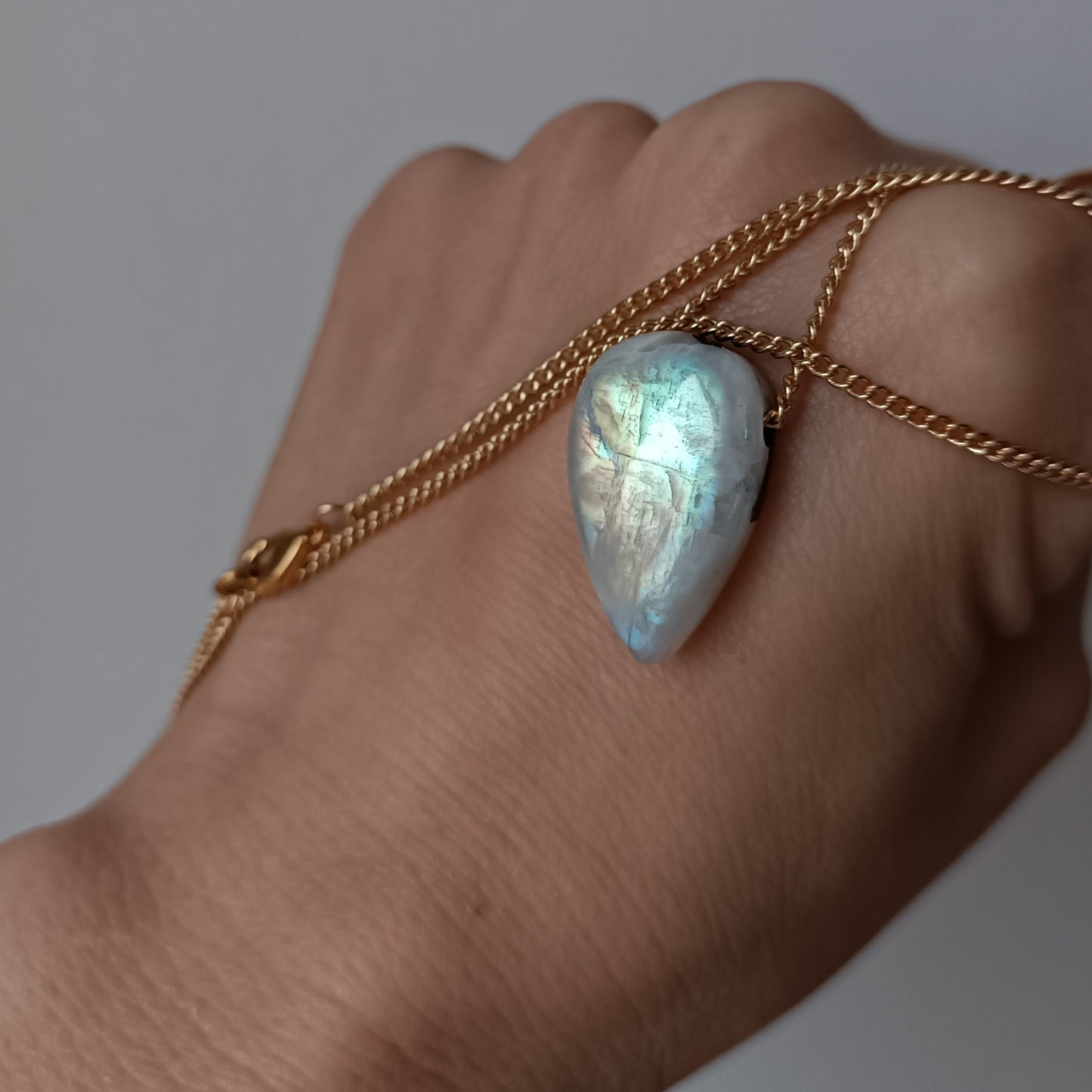 Pendentif_Pierre_de_lune_naturelle_reflets_incroyables_lithotherapie_aurore_de_cristal_intuition