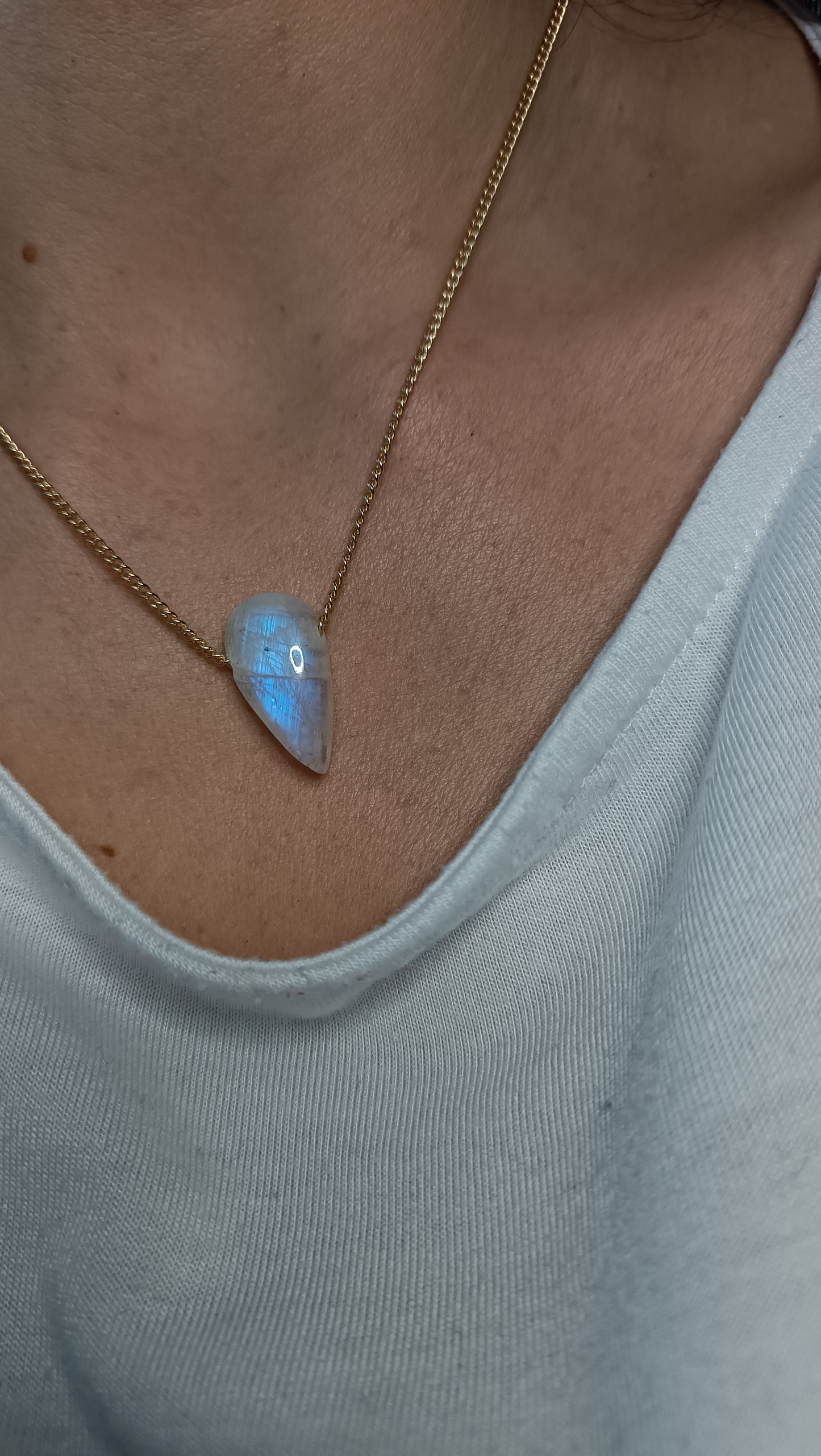 Pendentif_Pierre_de_lune_naturelle_reflets_incroyables_lithotherapie_aurore_de_cristal_intuition
