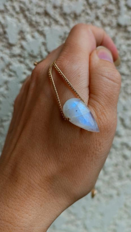 Pendentif_Pierre_de_lune_naturelle_reflets_incroyables_lithotherapie_aurore_de_cristal_intuition larme