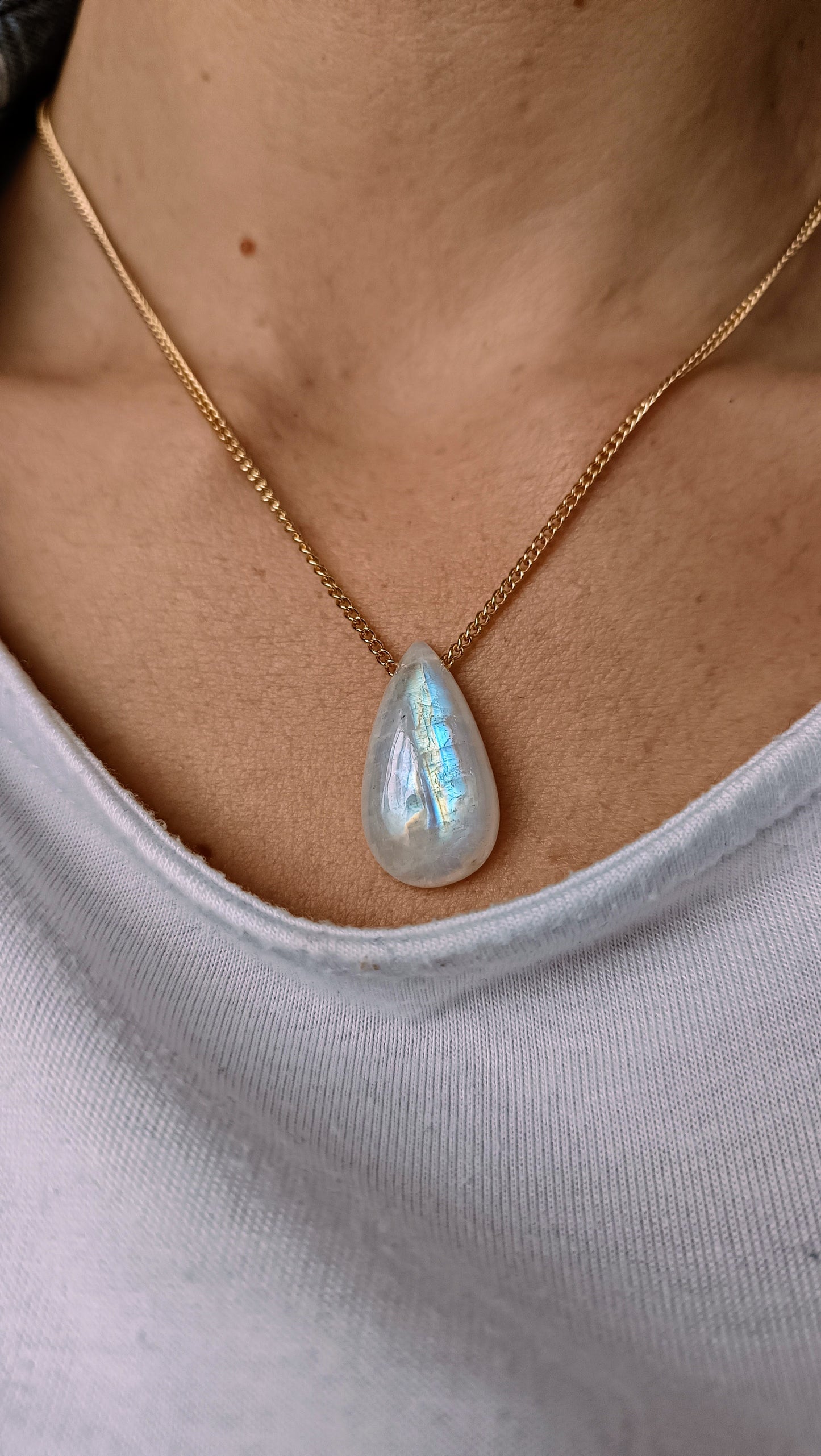 Pendentif_Pierre_de_lune_naturelle_reflets_incroyables_lithotherapie_aurore_de_cristal