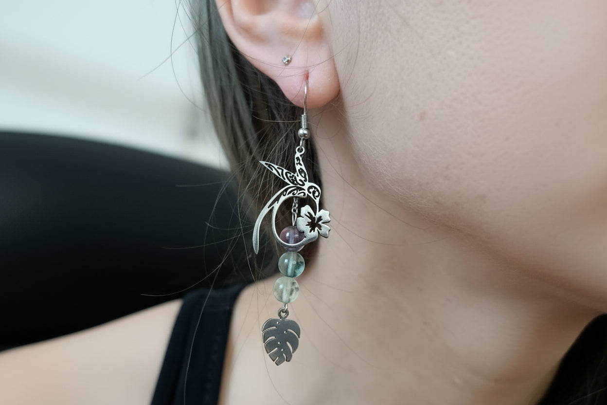 boucles d’oreilles colibri, acier inoxydable hypoallergénique, pierre fluorite, bijoux légers, pendentif oiseau, bijoux doré ou argenté, boucles d’oreilles naturelles, style élégant, cadeau femme, accessoire raffiné, bijou quotidien, protection anti-allergie, fluorite verte et violette, bijou lumineux, idée cadeau chic auroredecristal