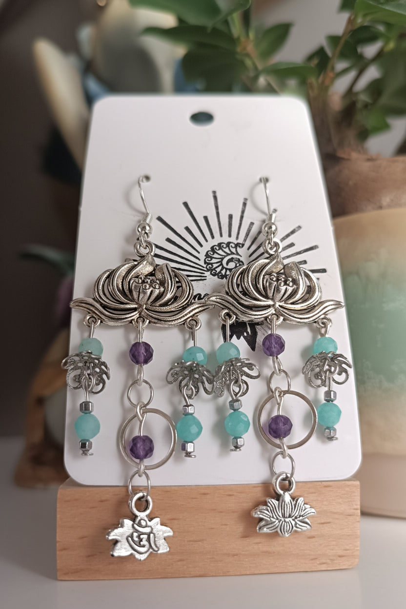 boucles d’oreilles lotus, boucles d’oreilles argentées, boucles d’oreilles acier inoxydable, boucles d’oreilles hypoallergéniques, boucles d’oreilles pierres naturelles, améthyste, amazonite, bijou femme auroredecristal