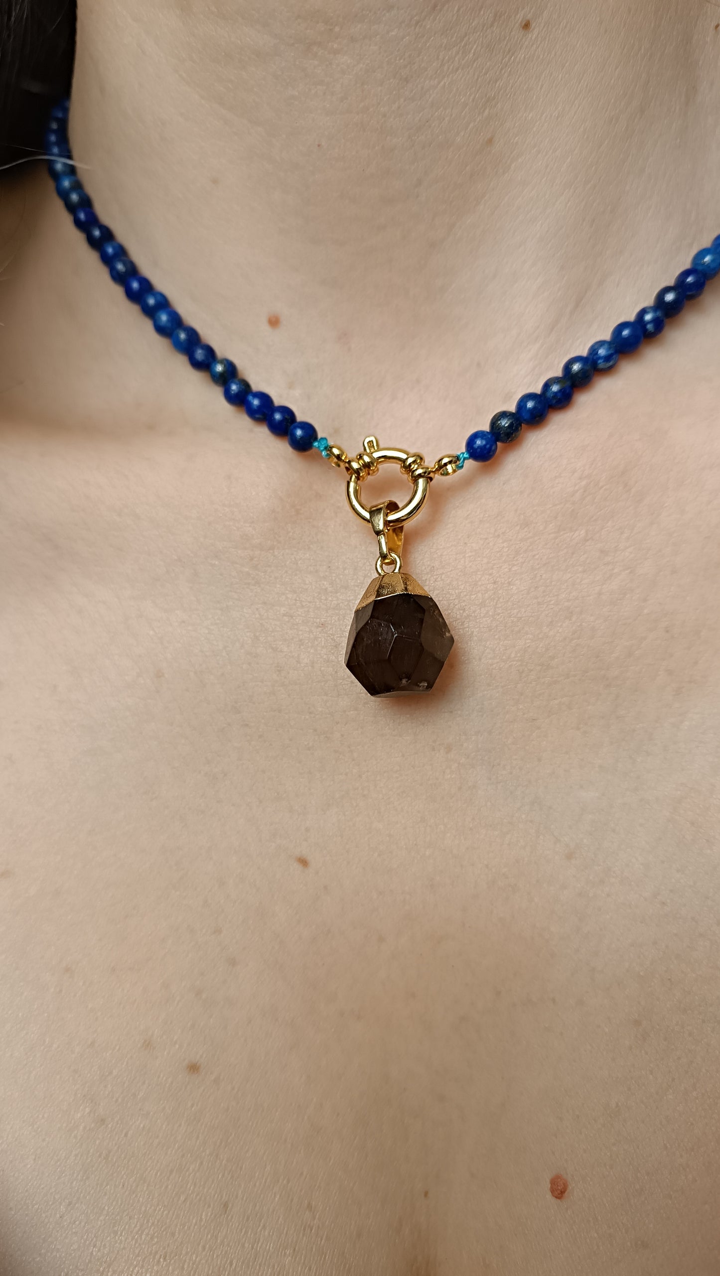 bijou naturel, élégance minérale, esprit bohème chic, énergie des pierres, style solaire, discret, bleu profond, reflets dorés, pierre naturelle, quartz fumé, lapis-lazuli, texture minérale, lumière naturelle, fond pierre, travertin, sable clair, roche brute, lin naturel, bois clair, calme, force intérieure, équilibre, mystique, inspiration naturelle auroredecristal