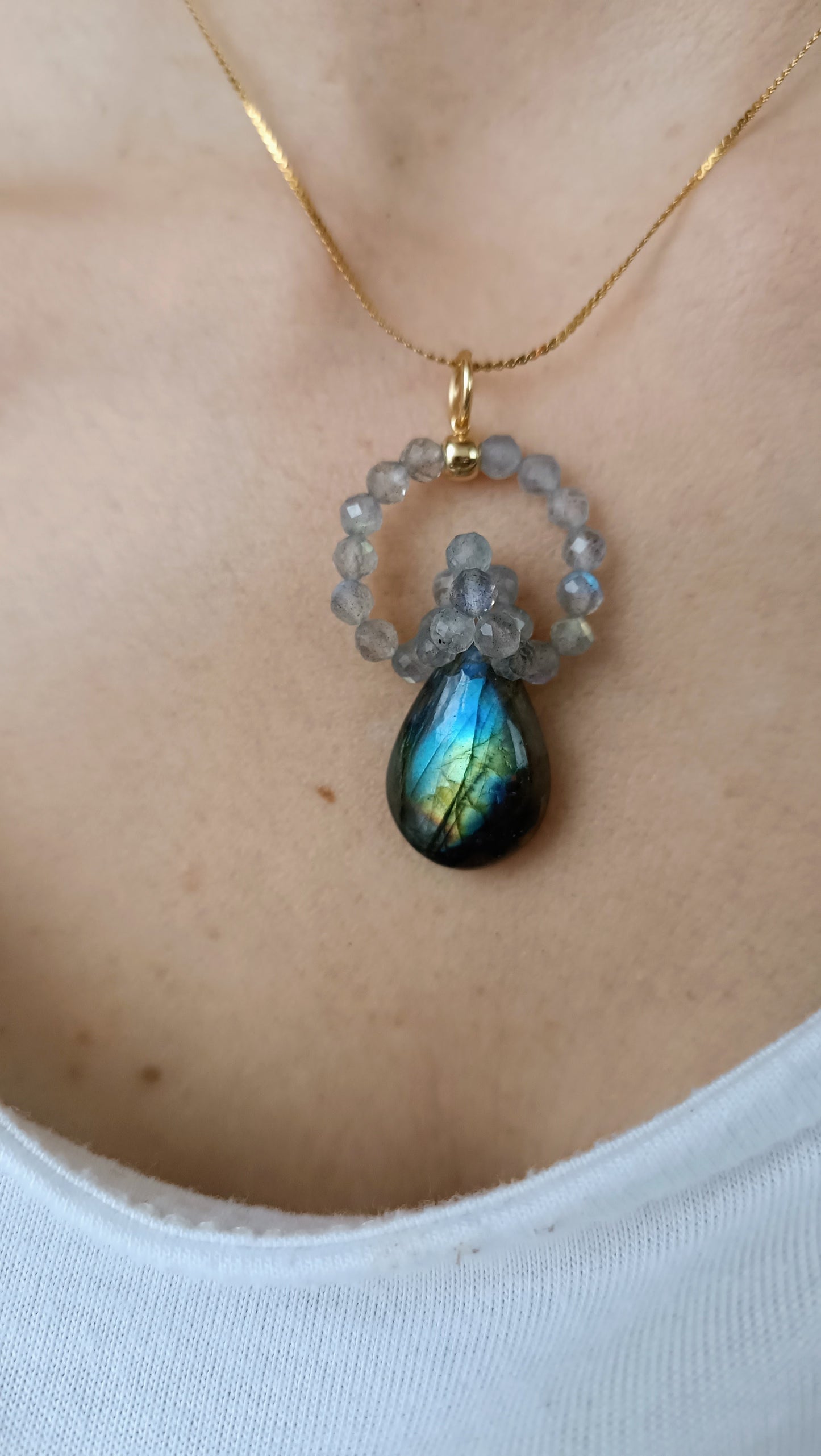 pendentif_labradorite_l_gende_auroredecristal_lithotherapie_acier_inoxydable_reflet bélière facette