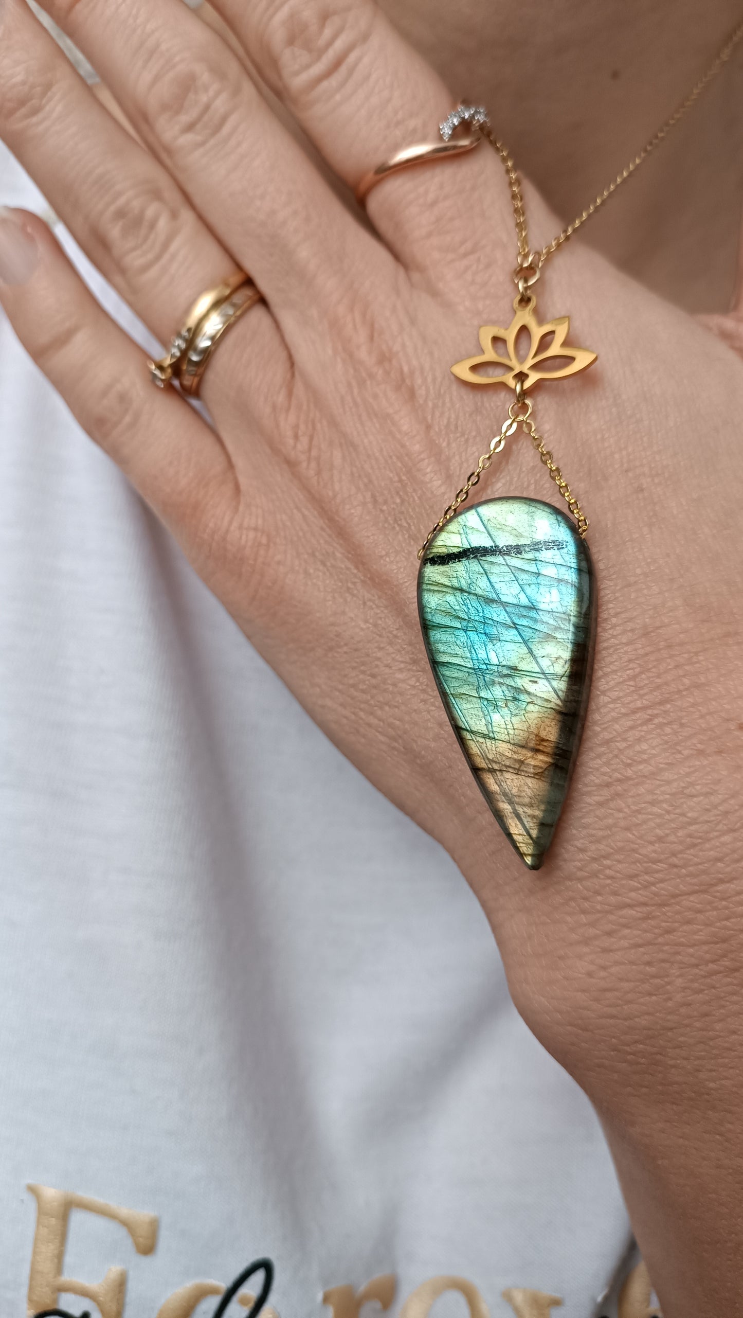 pendentif labradorite_legende_auroredecristal_lithotherapie lotus doré