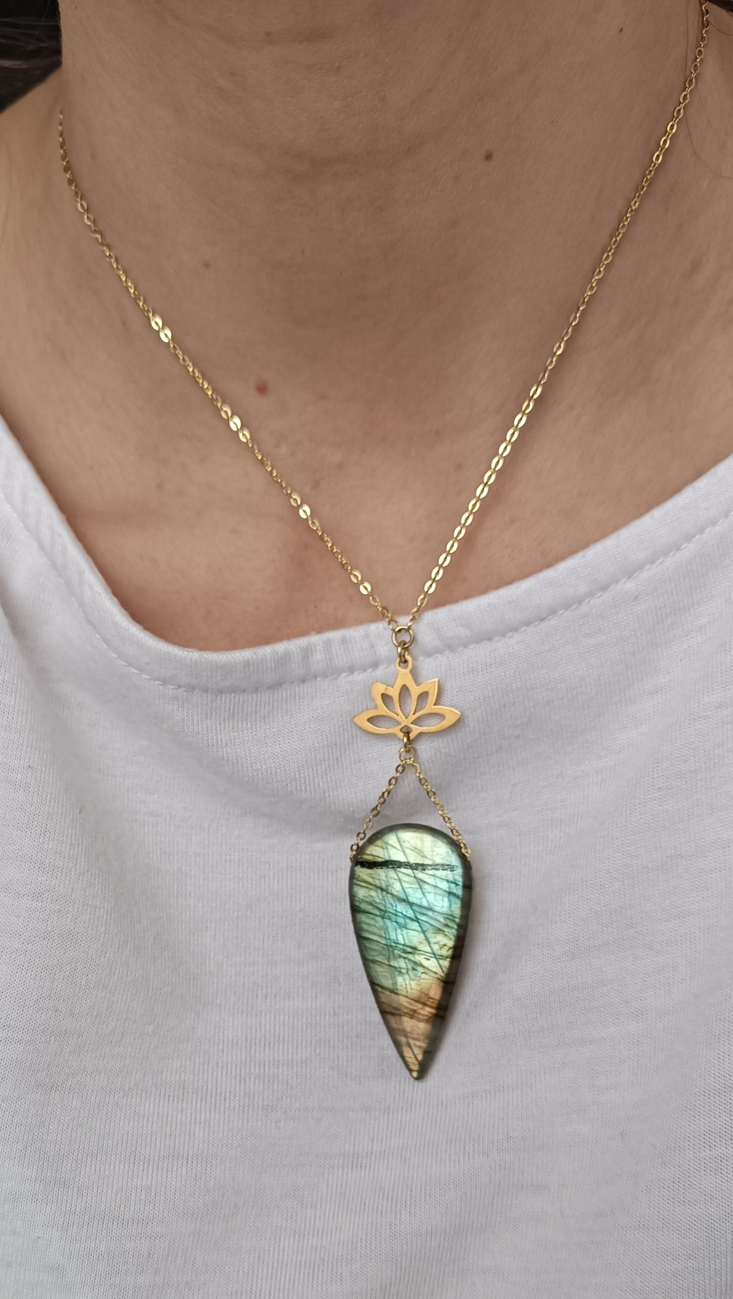 pendentif labradorite_legende_auroredecristal_lithotherapie lotus doré