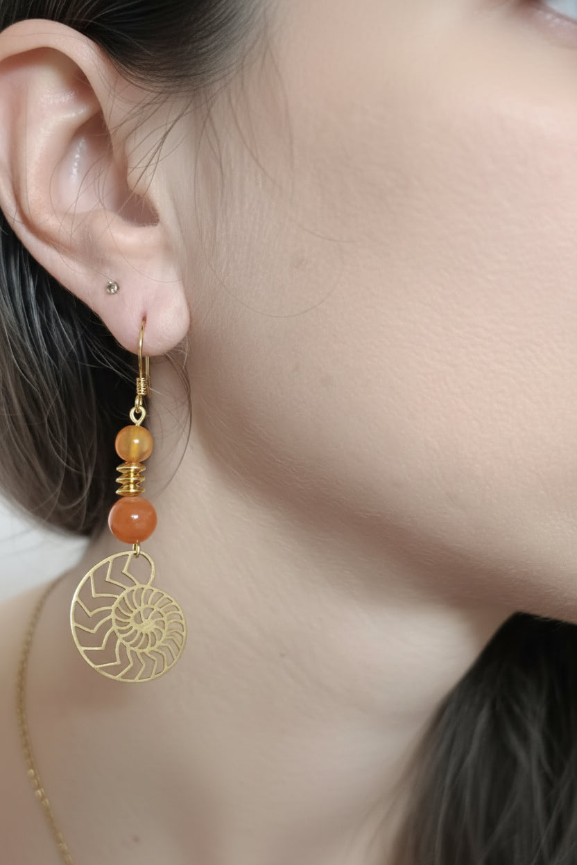 Boucles d’oreilles pendantes en acier inoxydable hypoallergénique, finition dorée ou argentée, ornées d’un pendentif ammonite et d’une pierre naturelle : apatite ou cornaline.