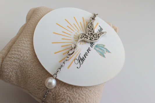 Bracelet en acier inoxydable avec pendentif colibri et perle d’eau douce blanche, design fin et élégant, bijou délicat au style poétique auroredecristal