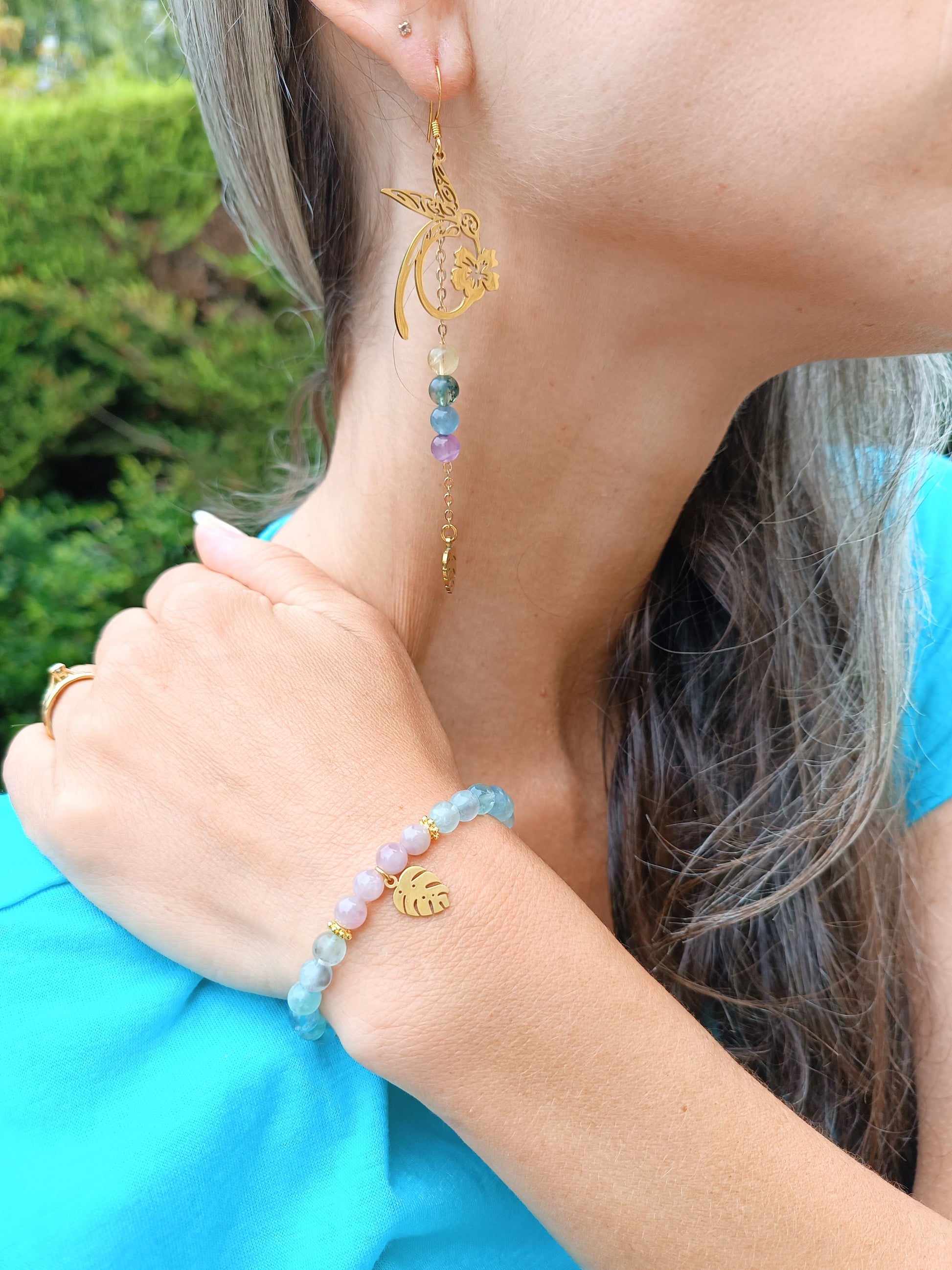 Bracelet heures miroirs 23h23 fluorite quartz rose aurore de cristal monstera doré boucles d'oreilles colibri