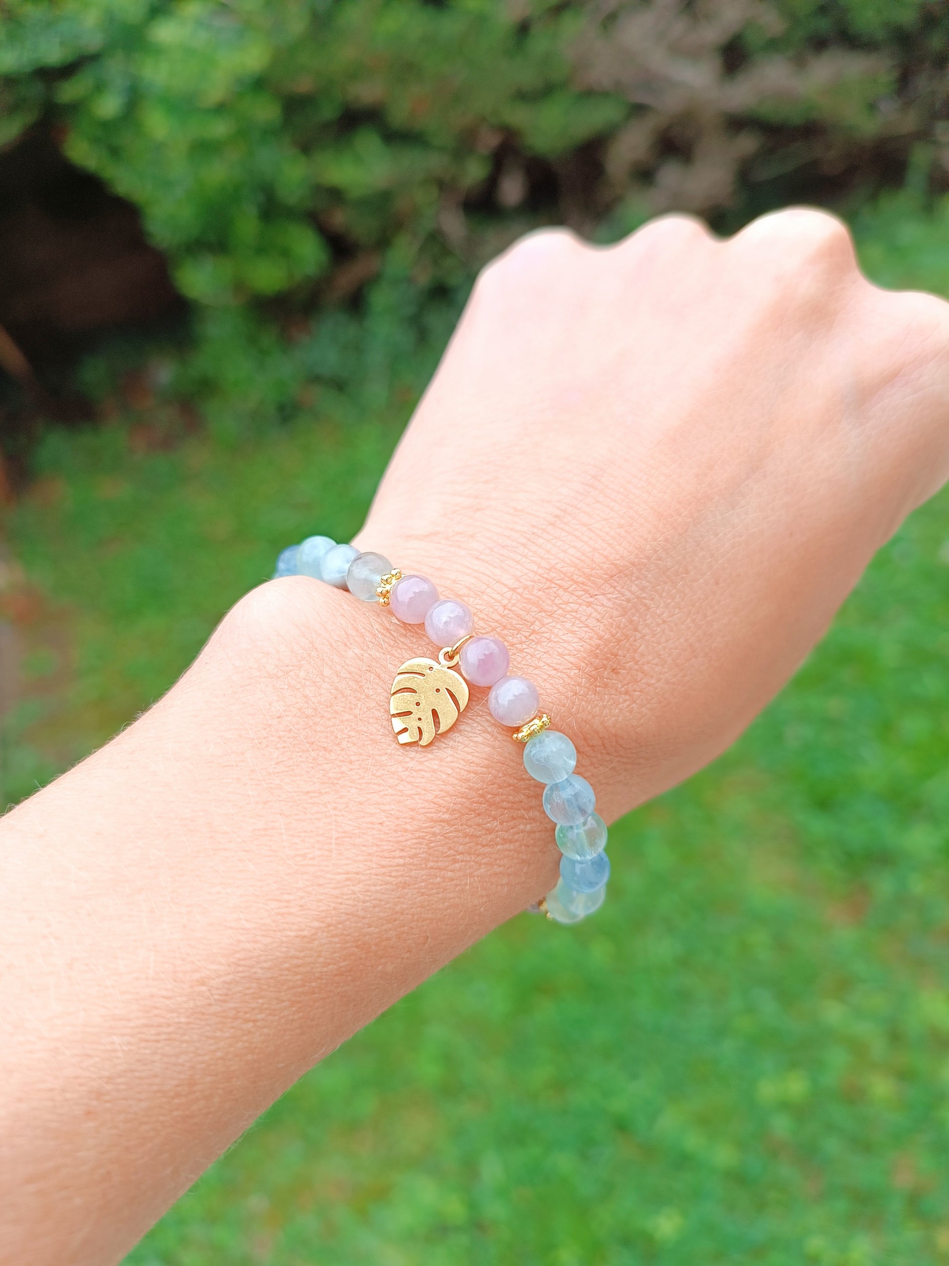 Bracelet heures miroirs 23h23 fluorite quartz rose aurore de cristal monstera doré 