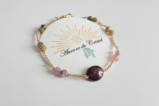 Bracelet plaqué or avec rubis central facetté, entouré de tourmalines arc-en-ciel multicolores, design élégant et raffiné, bijou lumineux  auroredecristal