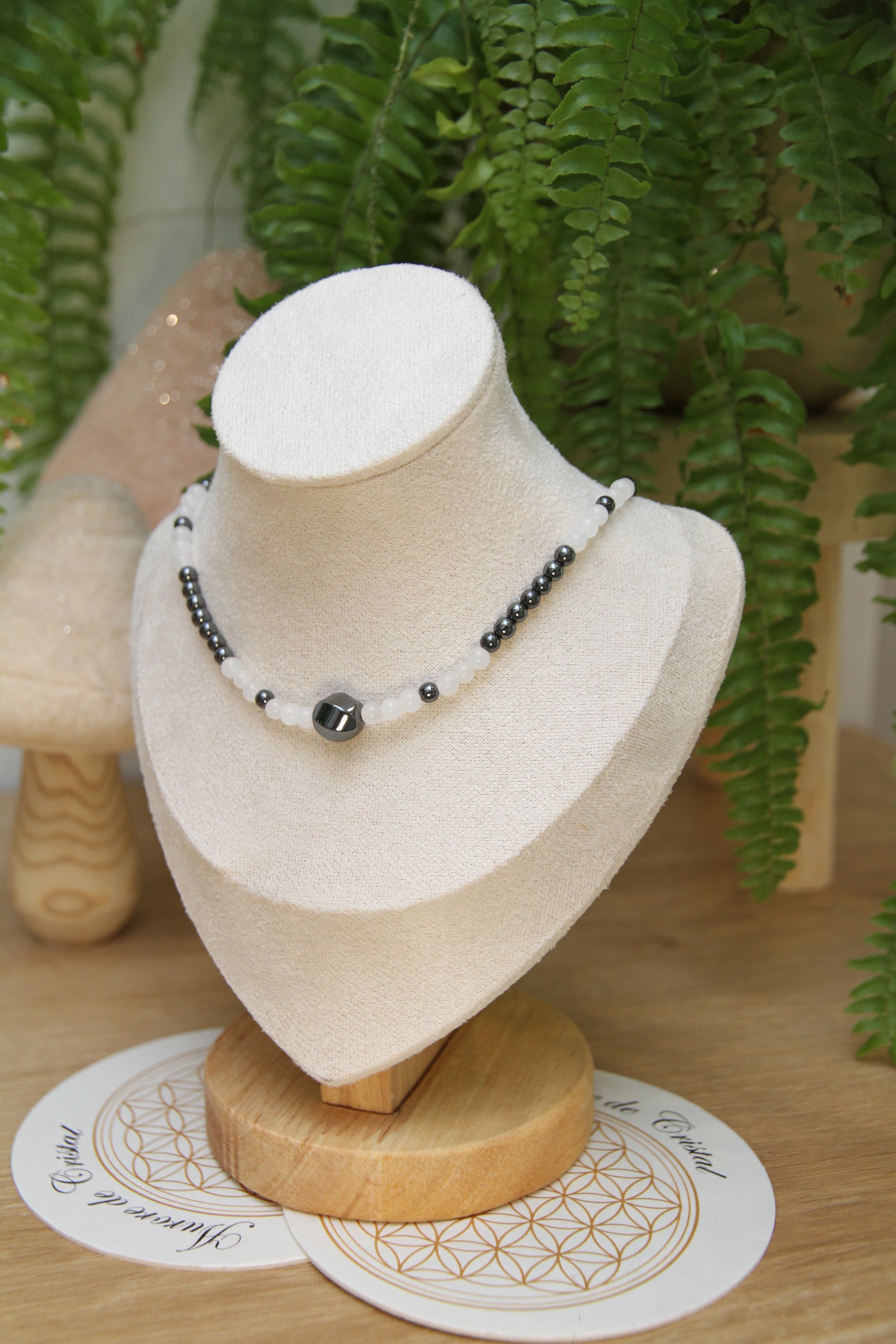 Collier Ras de Cou Hématite et Jade blanc aurore de cristal fait main 
