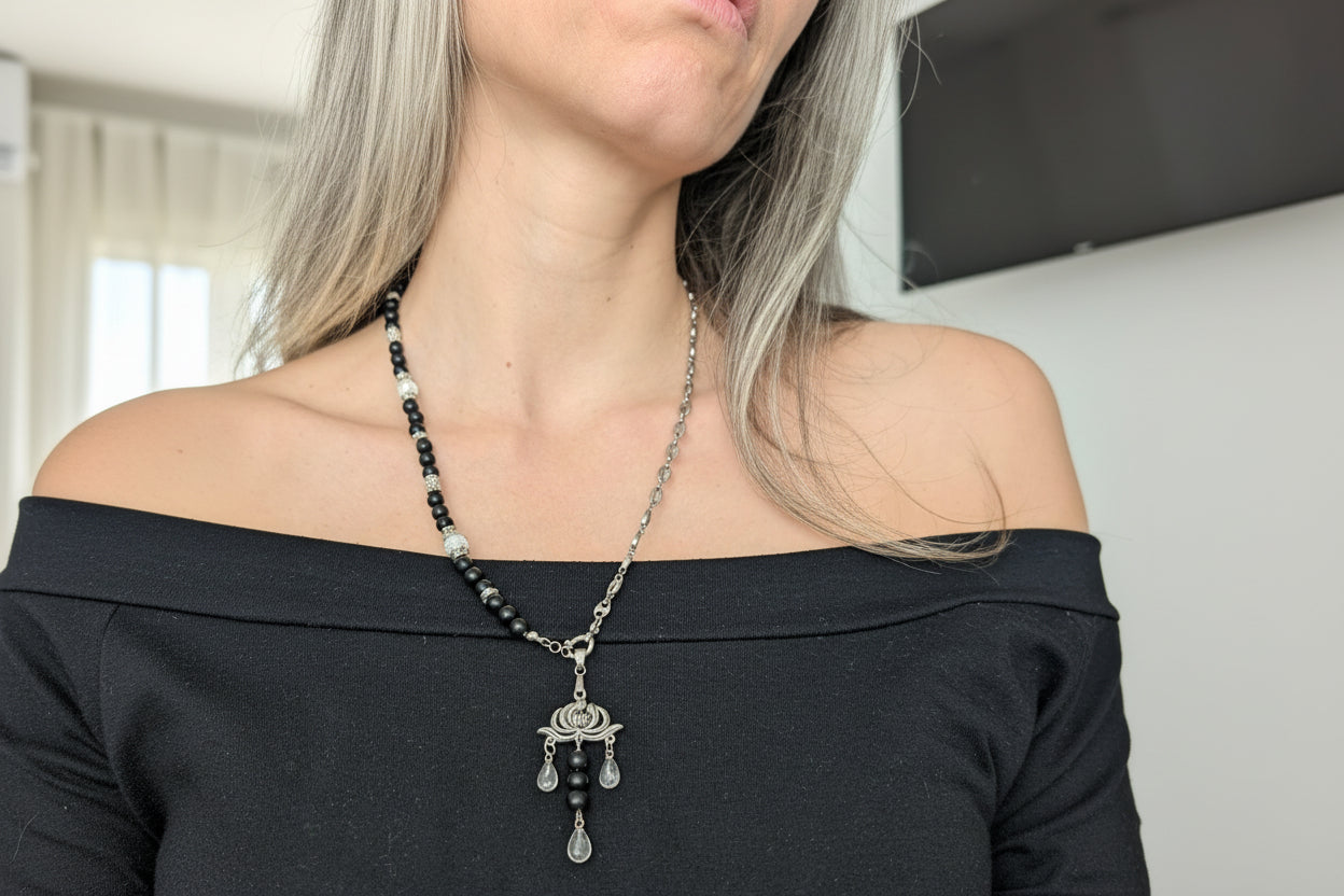 Collier asymétrique composé de perles d’agate et de cristal de roche d’un côté, d’une chaîne en acier inoxydable maille grains de café de l’autre, avec pendentif lotus orné de petites perles d’agate et de cristal de roche auroredecristal