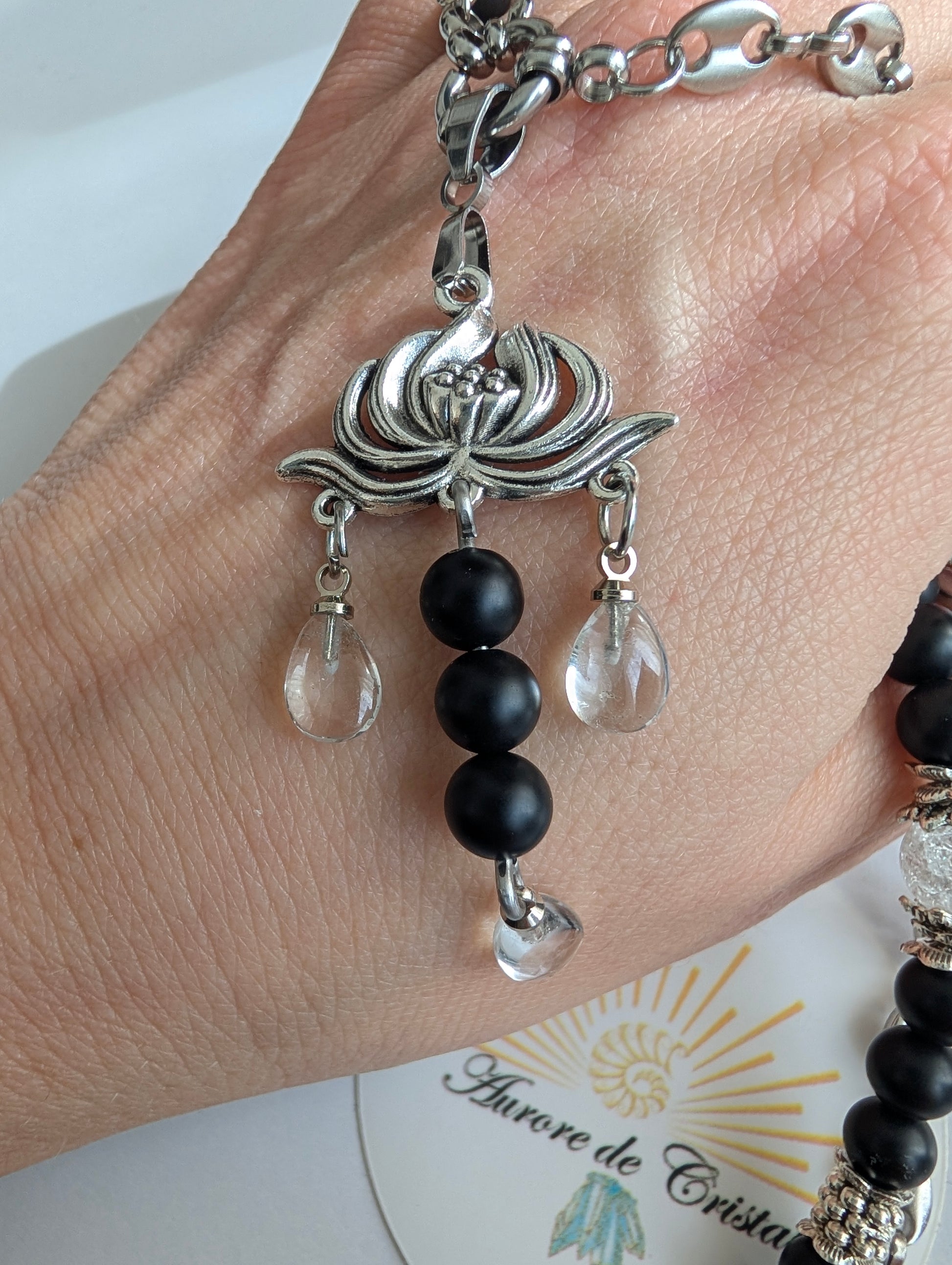 Collier asymétrique composé de perles d’agate et de cristal de roche d’un côté, d’une chaîne en acier inoxydable maille grains de café de l’autre, avec pendentif lotus orné de petites perles d’agate et de cristal de roche auroredecristal