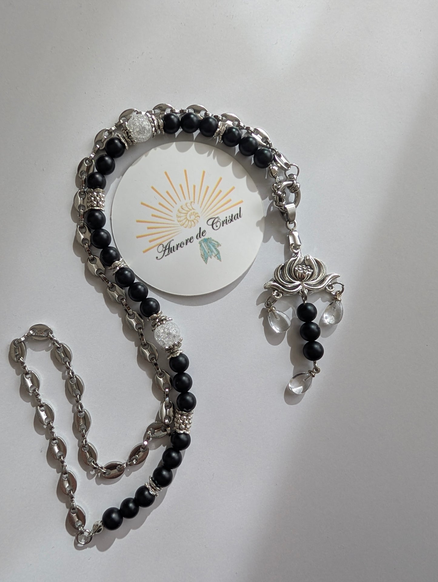 Collier asymétrique composé de perles d’agate et de cristal de roche d’un côté, d’une chaîne en acier inoxydable maille grains de café de l’autre, avec pendentif lotus orné de petites perles d’agate et de cristal de roche auroredecristal