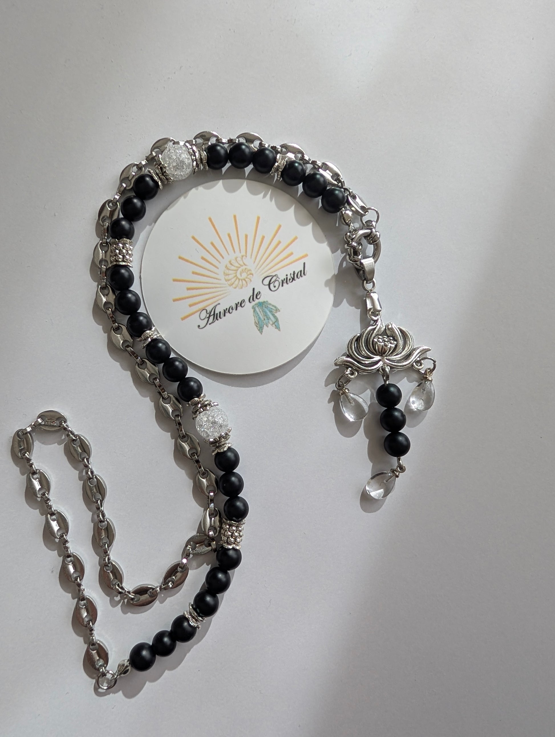Collier asymétrique composé de perles d’agate et de cristal de roche d’un côté, d’une chaîne en acier inoxydable maille grains de café de l’autre, avec pendentif lotus orné de petites perles d’agate et de cristal de roche auroredecristal