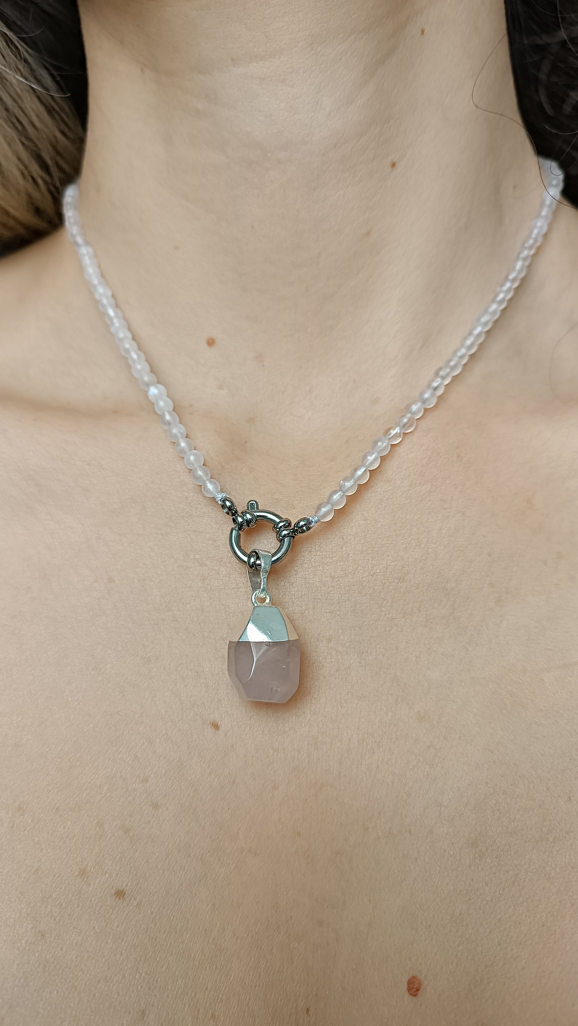 bijou naturel, élégance minérale, esprit bohème chic, énergie des pierres, douceur, féminité, lumière lunaire, reflets argentés, pierre naturelle, pierre de lune, quartz rose, texture minérale, lumière douce, fond clair, marbre blanc, sable fin, lin naturel, soie, calme, amour, harmonie, sensibilité, inspiration céleste