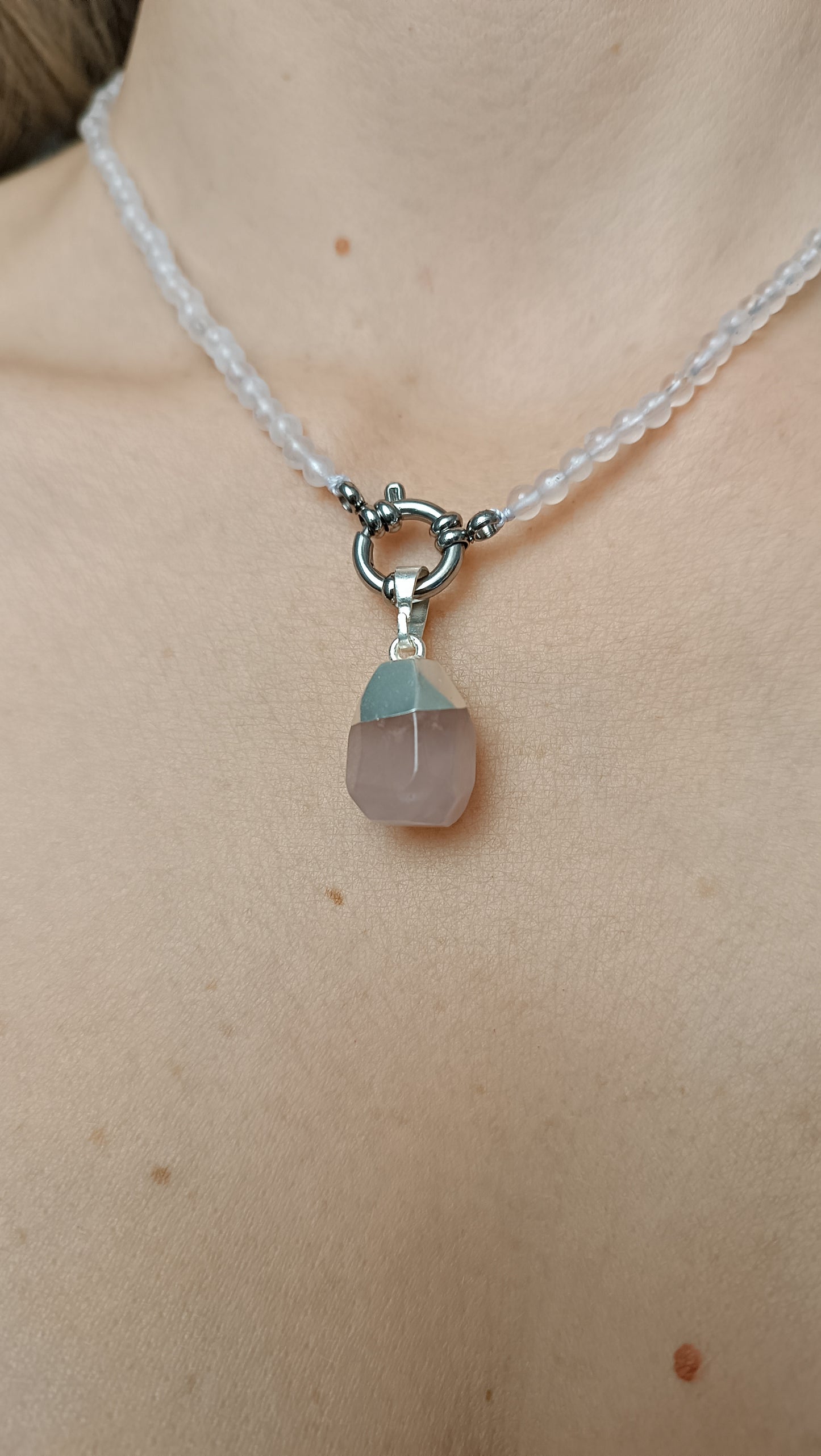 bijou naturel, élégance minérale, esprit bohème chic, énergie des pierres, douceur, féminité, lumière lunaire, reflets argentés, pierre naturelle, pierre de lune, quartz rose, texture minérale, lumière douce, fond clair, marbre blanc, sable fin, lin naturel, soie, calme, amour, harmonie, sensibilité, inspiration céleste