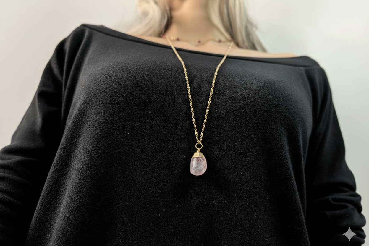 Long sautoir en chaîne acier inoxydable doré avec  blanche perle et pendentif facetté en quartz rose auroredecristal