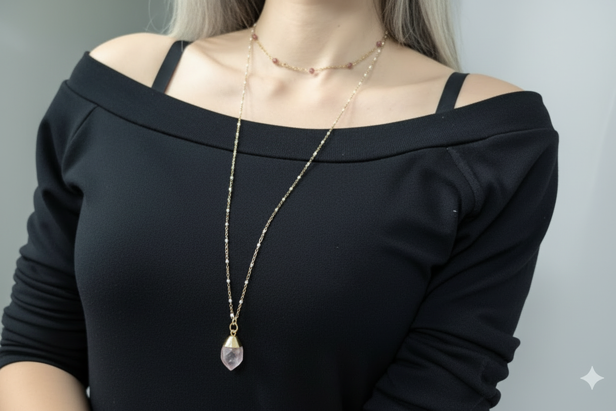 Long sautoir en chaîne acier inoxydable doré avec  blanche perle et pendentif facetté en quartz rose, bijou élégant et lumineux auroredecristal