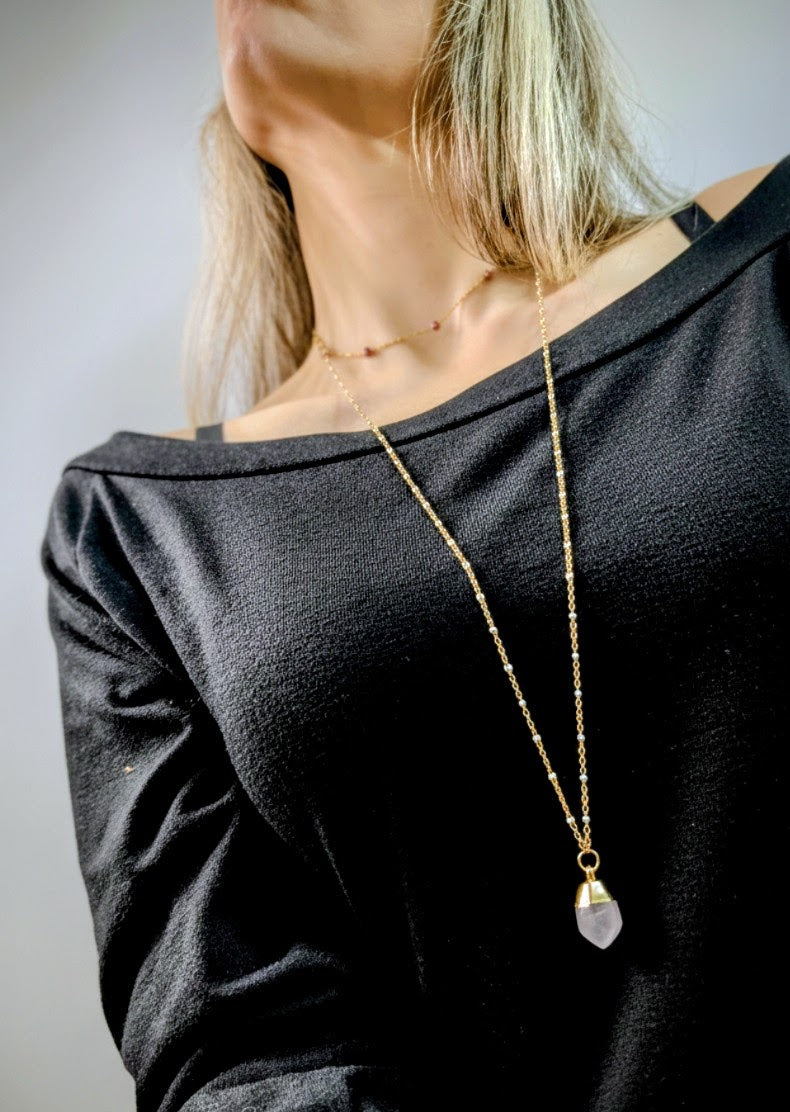 Long sautoir en chaîne acier inoxydable doré avec  blanche perle et pendentif facetté en quartz rose, bijou élégant et lumineux auroredecrista