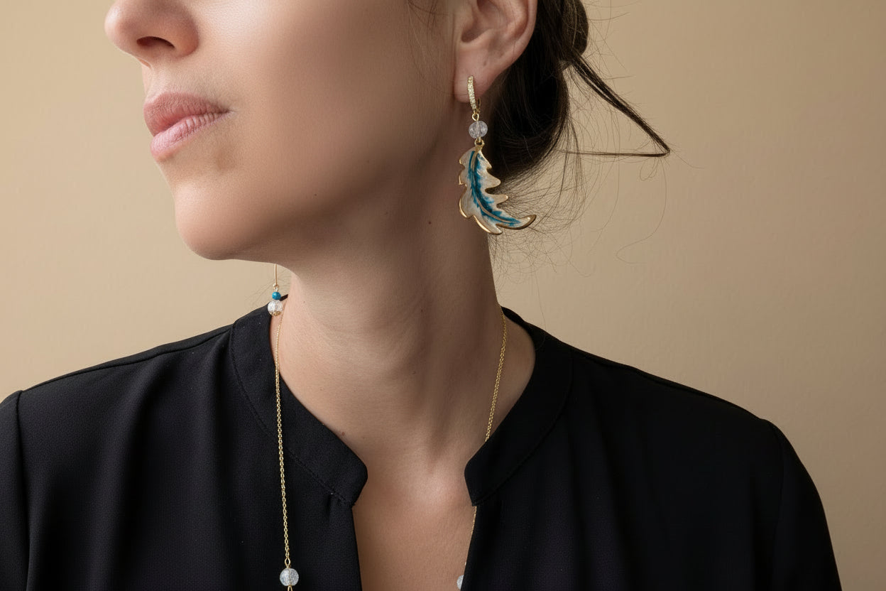Parure Feuille d’Aurore avec boucles d’oreilles asymétriques – une feuille émaillée nacrée et bleue, l’autre avec perles de cristal de roche craquelé et apatite, et sautoir assorti avec pendentif feuille et perles de cristal de roche auroredecristal 