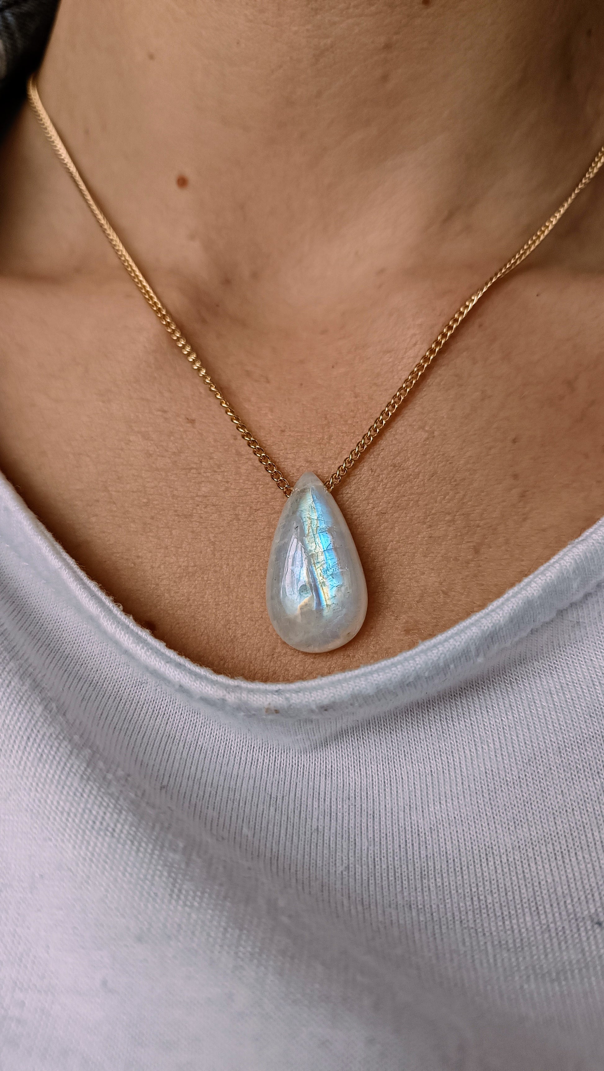 Pendentif_Pierre_de_lune_naturelle_reflets_incroyables_lithotherapie_aurore_de_cristal