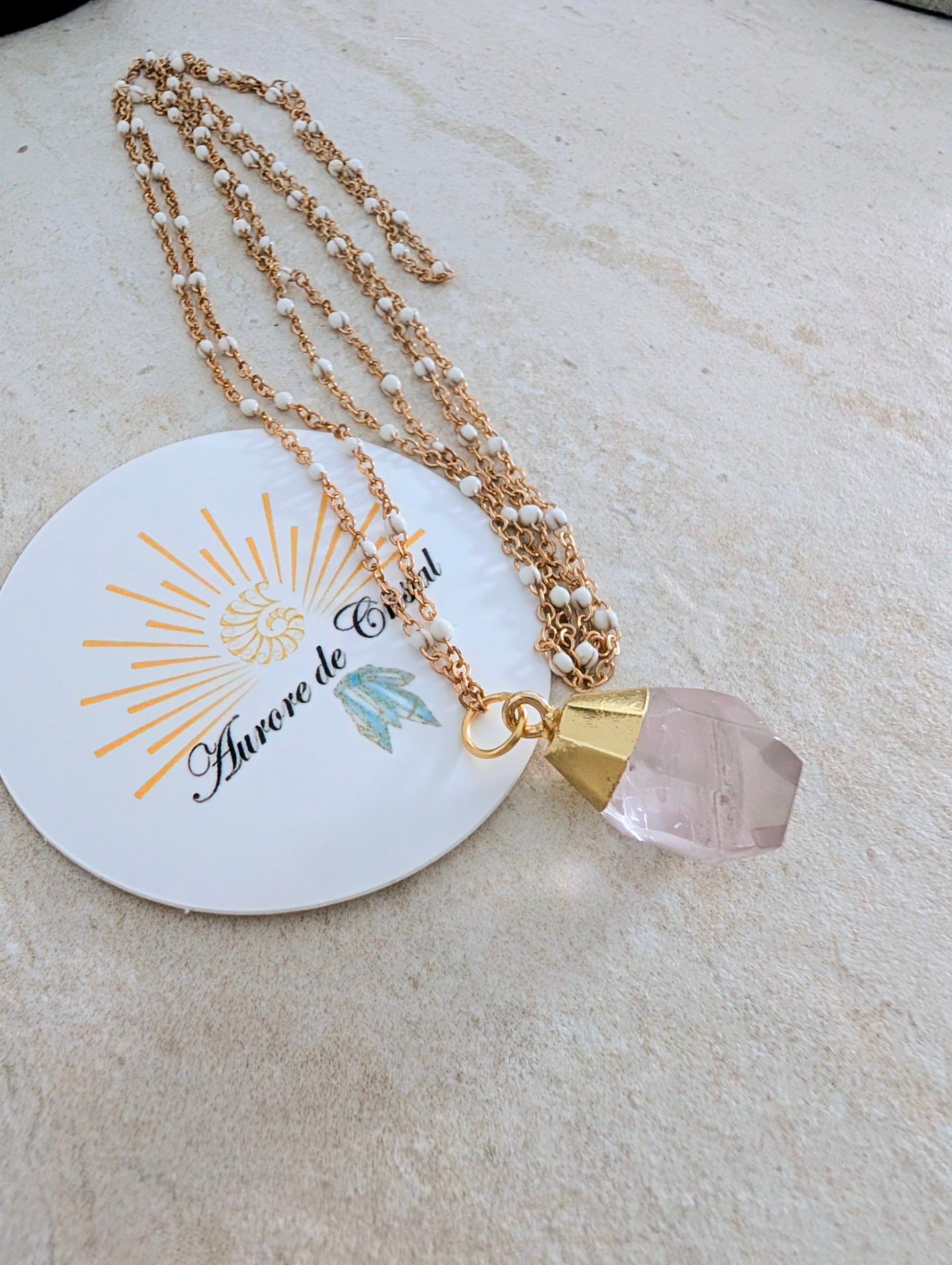 Long sautoir en chaîne acier inoxydable doré avec  blanche perle et pendentif facetté en quartz rose auroredecristal