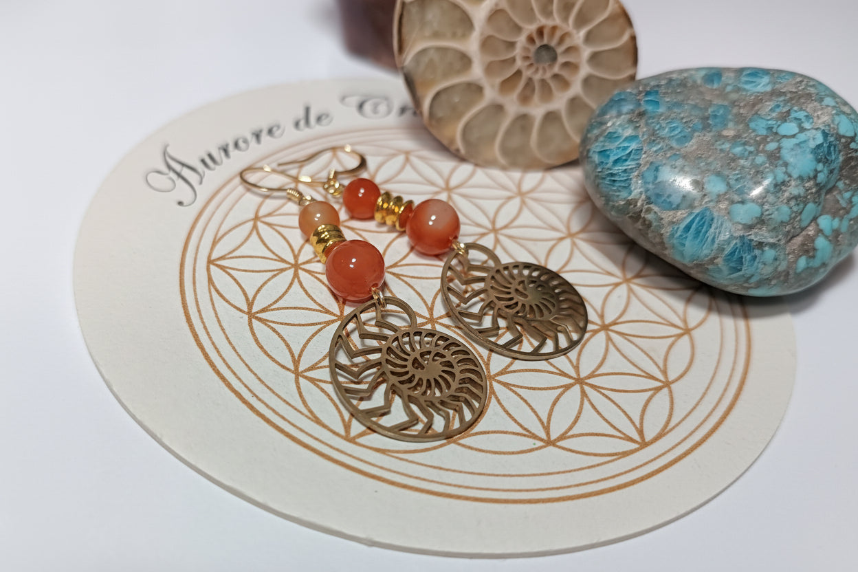 Boucles d’oreilles en acier inoxydable hypoallergénique doré ou argenté avec pendentif ammonite et pierre naturelle apatite ou cornaline auroredecristal