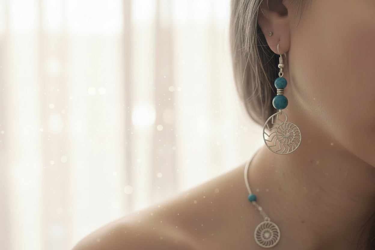 Boucles d’oreilles en acier inoxydable hypoallergénique doré ou argenté avec pendentif ammonite et pierre naturelle apatite ou cornaline auroredecristal