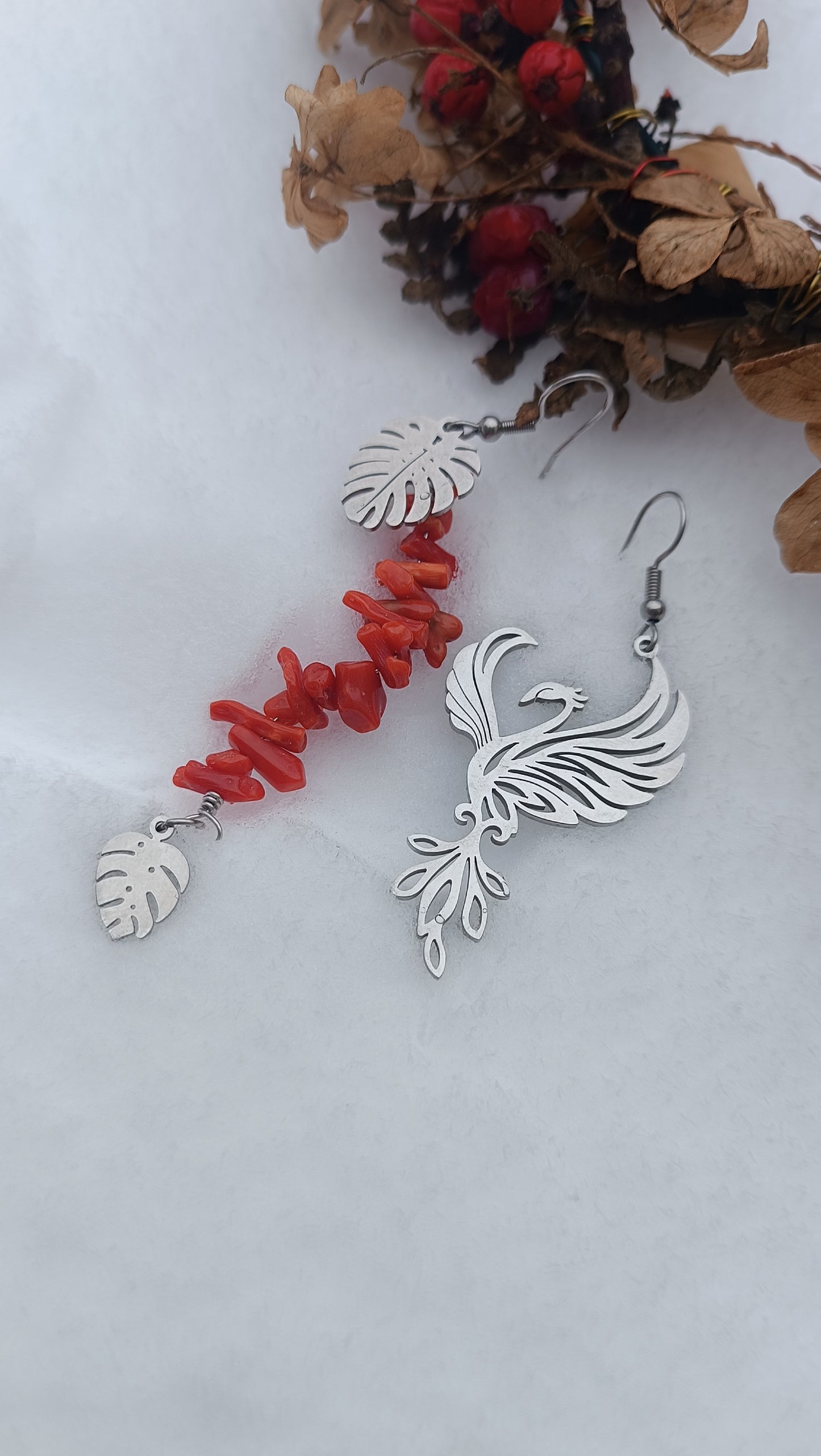 boucles d’oreilles asymétriques, phénix et corail, acier inoxydable argenté, bijou hypoallergénique, boucles d’oreilles originales, bijou symbolique, phénix renaissance, corail naturel, bijoux femme, style audacieux, bijou moderne, accessoire élégant, cadeau femme, bijou tendance, boucles d’oreilles légères, bijou quotidien aurore de cristal
