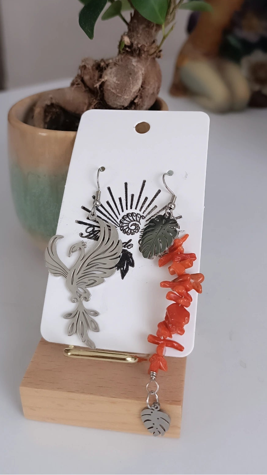 boucles d’oreilles asymétriques, phénix et corail, acier inoxydable argenté, bijou hypoallergénique, boucles d’oreilles originales, bijou symbolique, phénix renaissance, corail naturel, bijoux femme, style audacieux, bijou moderne, accessoire élégant, cadeau femme, bijou tendance, boucles d’oreilles légères, bijou quotidien