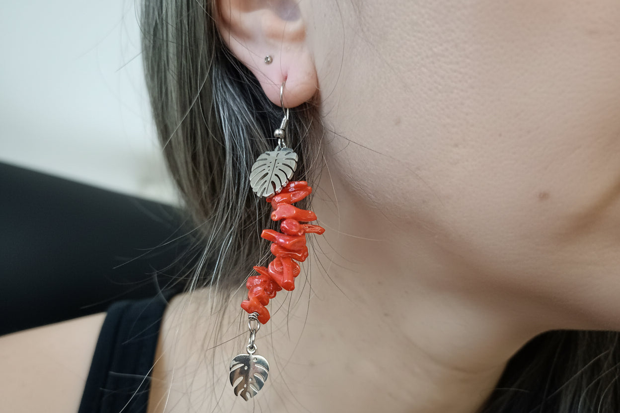 boucles d’oreilles asymétriques, phénix et corail, acier inoxydable argenté, bijou hypoallergénique, boucles d’oreilles originales, bijou symbolique, phénix renaissance, corail naturel, bijoux femme, style audacieux, bijou moderne, accessoire élégant, cadeau femme, bijou tendance, boucles d’oreilles légères, bijou quotidien