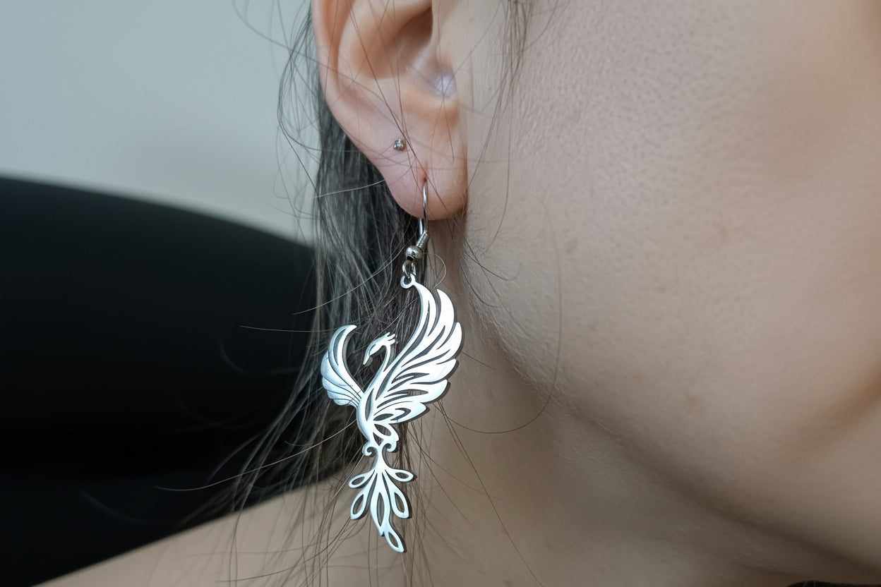 boucles d’oreilles asymétriques, phénix et corail, acier inoxydable argenté, bijou hypoallergénique, boucles d’oreilles originales, bijou symbolique, phénix renaissance, corail naturel, bijoux femme, style audacieux, bijou moderne, accessoire élégant, cadeau femme, bijou tendance, boucles d’oreilles légères, bijou quotidien
