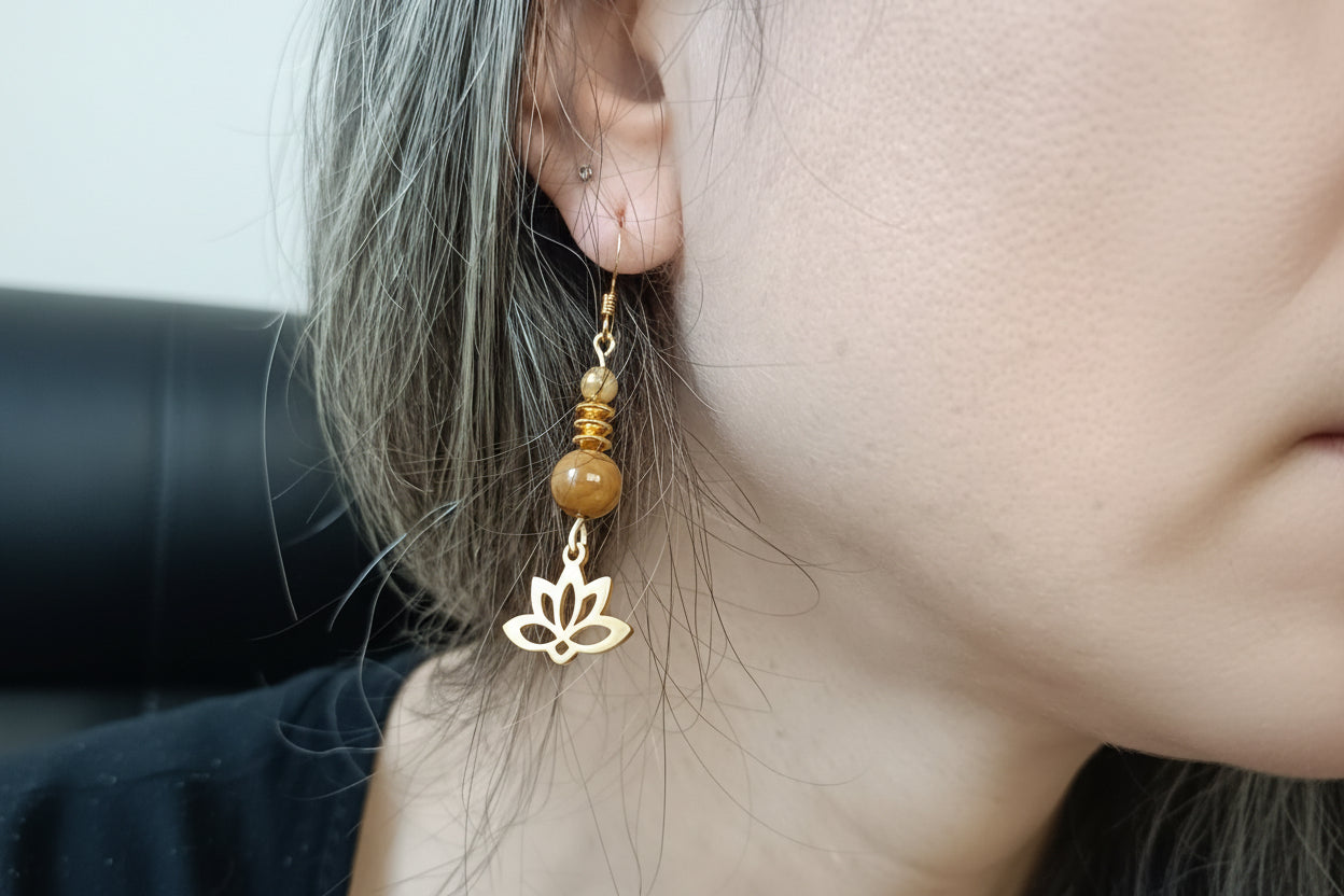 boucles d’oreilles lotus, jaspe bois, acier inoxydable doré, bijou hypoallergénique, boucles d’oreilles naturelles, bijou spirituel, symbole lotus, pierre naturelle, bijou femme, style bohème chic, boucles légères, accessoire élégant, cadeau femme, bijou quotidien, harmonie et équilibre