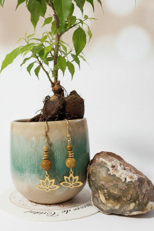 boucles d’oreilles lotus, jaspe bois, acier inoxydable doré, bijou hypoallergénique, boucles d’oreilles naturelles, bijou spirituel, symbole lotus, pierre naturelle, bijou femme, style bohème chic, boucles légères, accessoire élégant, cadeau femme, bijou quotidien, harmonie et équilibre