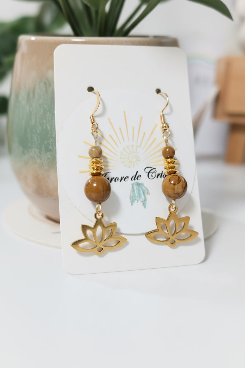 boucles d’oreilles lotus, jaspe bois, acier inoxydable doré, bijou hypoallergénique, boucles d’oreilles naturelles, bijou spirituel, symbole lotus, pierre naturelle, bijou femme, style bohème chic, boucles légères, accessoire élégant, cadeau femme, bijou quotidien, harmonie et équilibre
