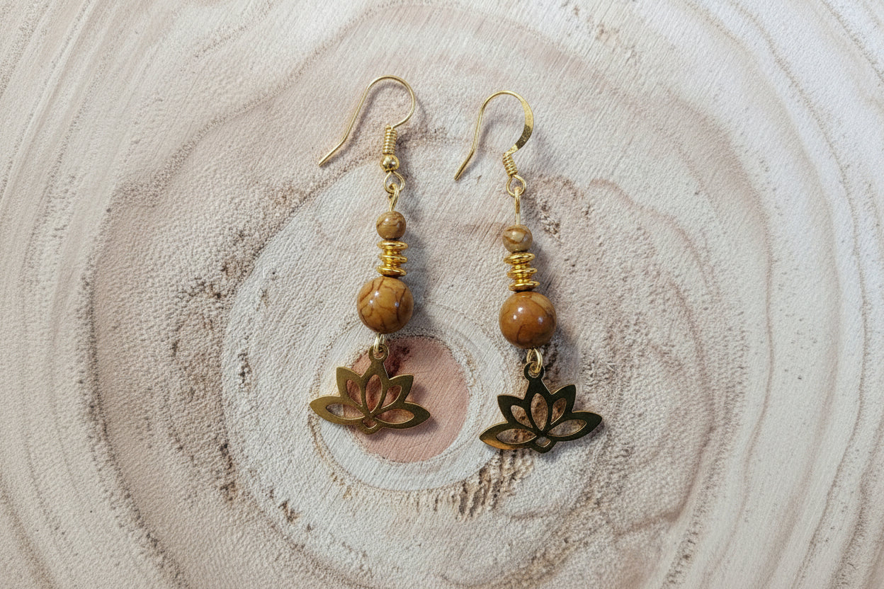 boucles d’oreilles lotus, jaspe bois, acier inoxydable doré, bijou hypoallergénique, boucles d’oreilles naturelles, bijou spirituel, symbole lotus, pierre naturelle, bijou femme, style bohème chic, boucles légères, accessoire élégant, cadeau femme, bijou quotidien, harmonie et équilibre