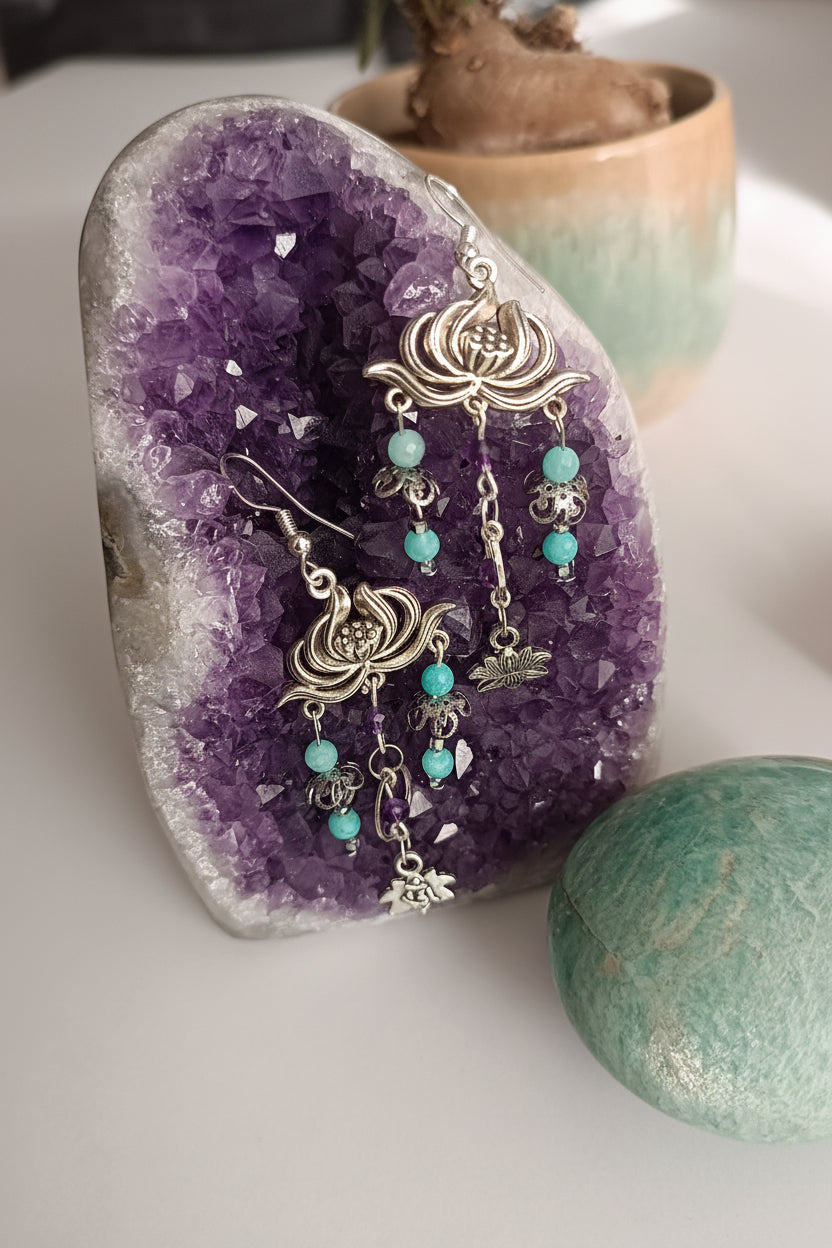 boucles d’oreilles lotus, boucles d’oreilles argentées, boucles d’oreilles acier inoxydable, boucles d’oreilles hypoallergéniques, boucles d’oreilles pierres naturelles, améthyste, amazonite, bijou femme aurore de cristal