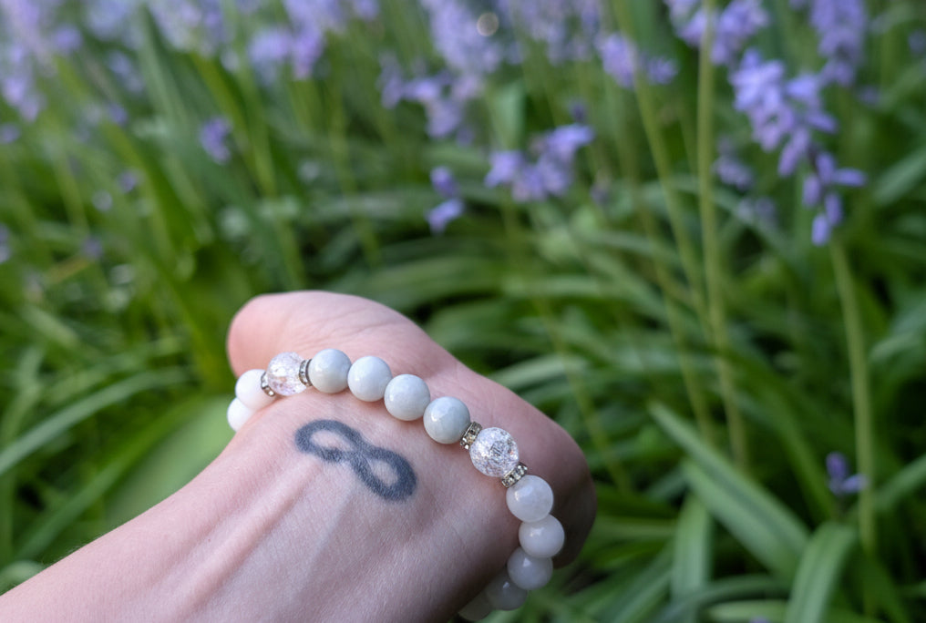 bracelet en jade blanc et jade de Birmanie, un bijou en pierres naturelles alliant élégance et bienfaits énergétiques. Véritable symbole de paix intérieure, de chance et d’harmonie auroredecristal 