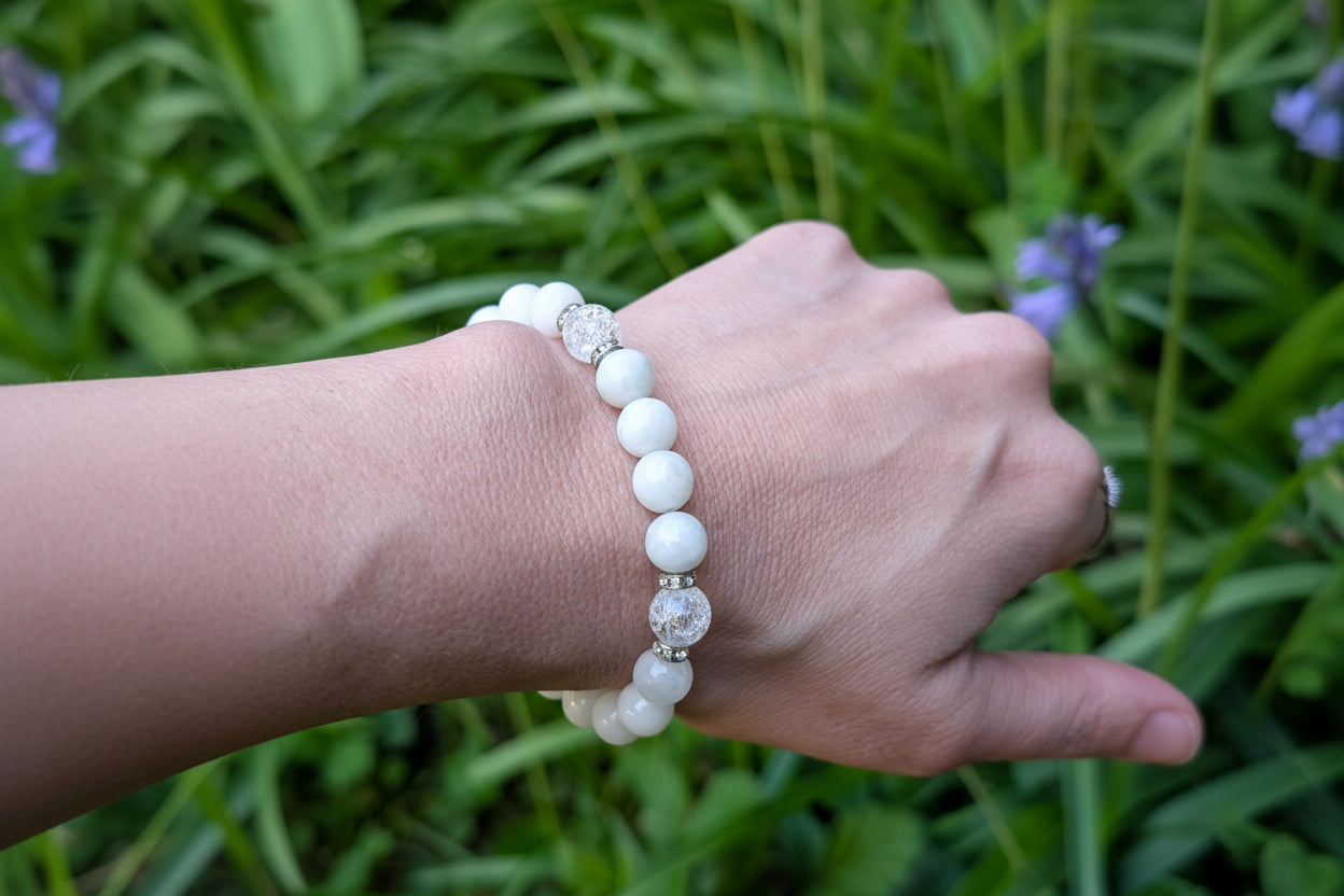 bracelet en jade blanc et jade de Birmanie, un bijou en pierres naturelles alliant élégance et bienfaits énergétiques. Véritable symbole de paix intérieure, de chance et d’harmonie