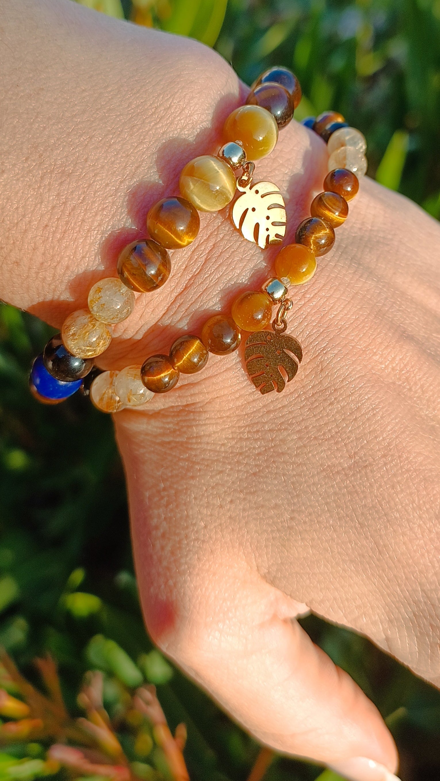 bracelet pierres naturelles aurore de cristal obsidienne doré lapis lazuli œil de tigre feuille de monstera plaqué or protection